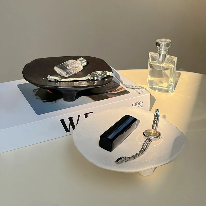 صينية مجوهرات سيراميك إبداعية متعددة الوظائف مع صينية ملحقات سطح المكتب بيضاوية ذات تصميم فني فريد من نوعه بثلاثة أرجل #2