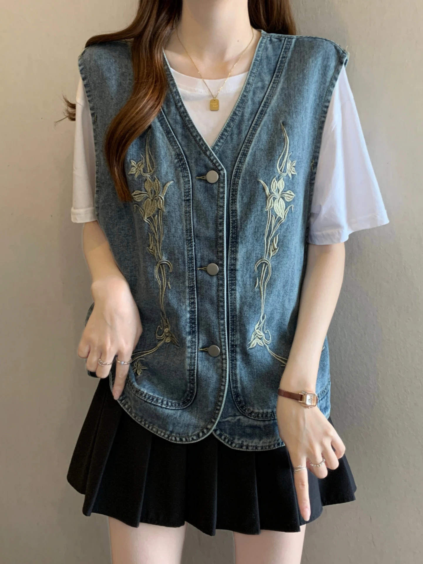 

Short V-Neck Denim Open Cardigan Vest Women's Layering Summer 2026 plus Size Design Sense Embroidery Retro Top