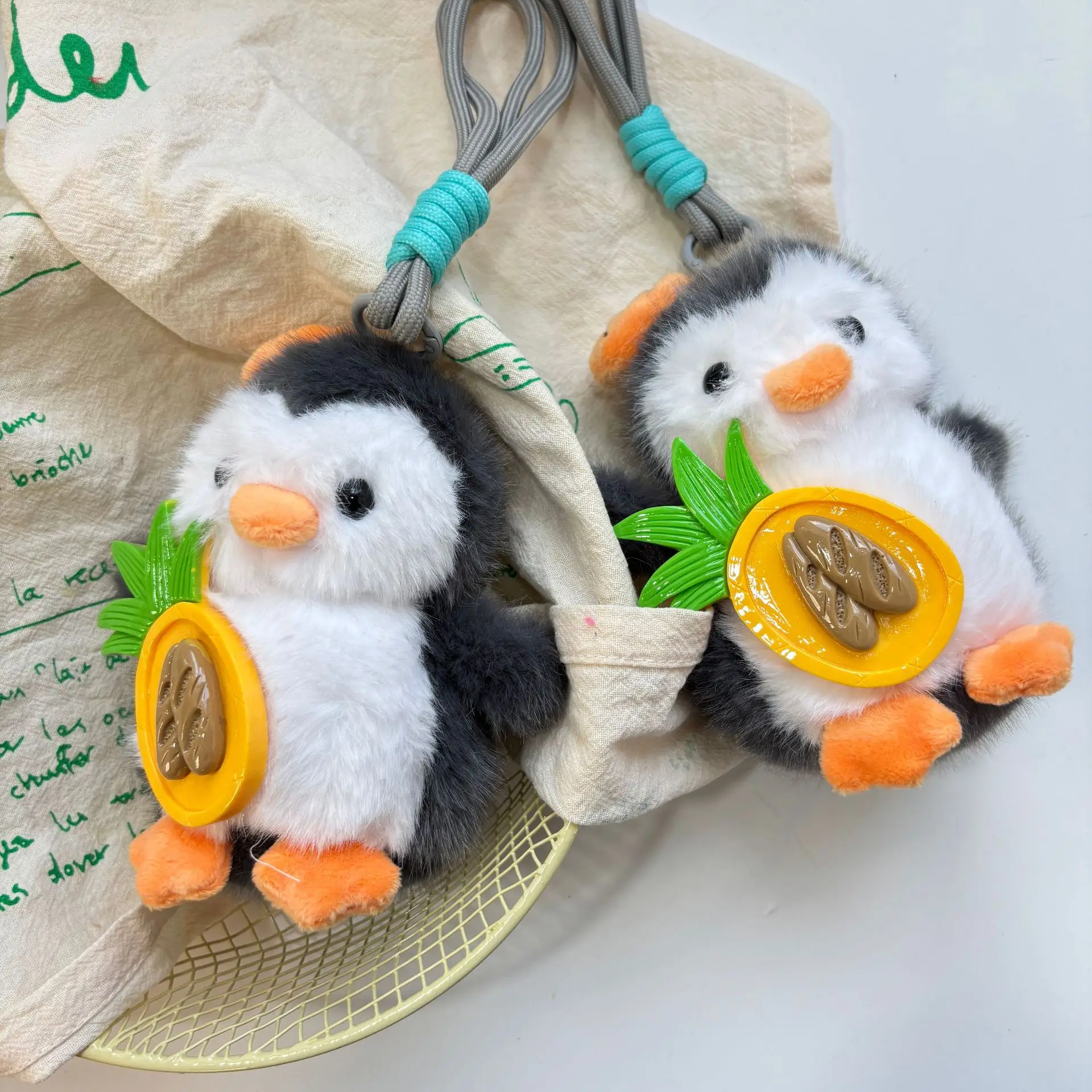 النسخة الكورية لطيف البطريق أفخم دمية قلادة المفاتيح هدايا أعياد ميلاد للأطفال على ظهره ديكور نابض بالحياة أفخم البطريق الحيوان المفاتيح