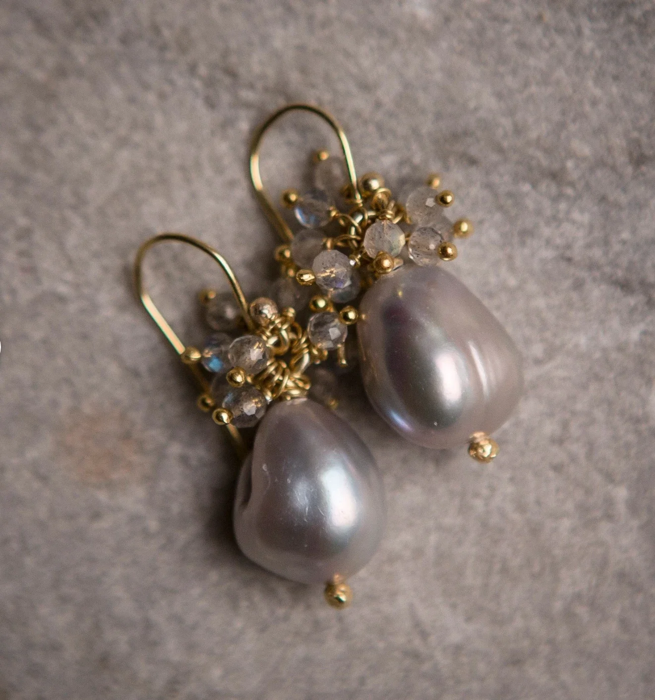 Graue Barock-Cluster-Ohrringe aus Perlen und Labradorit