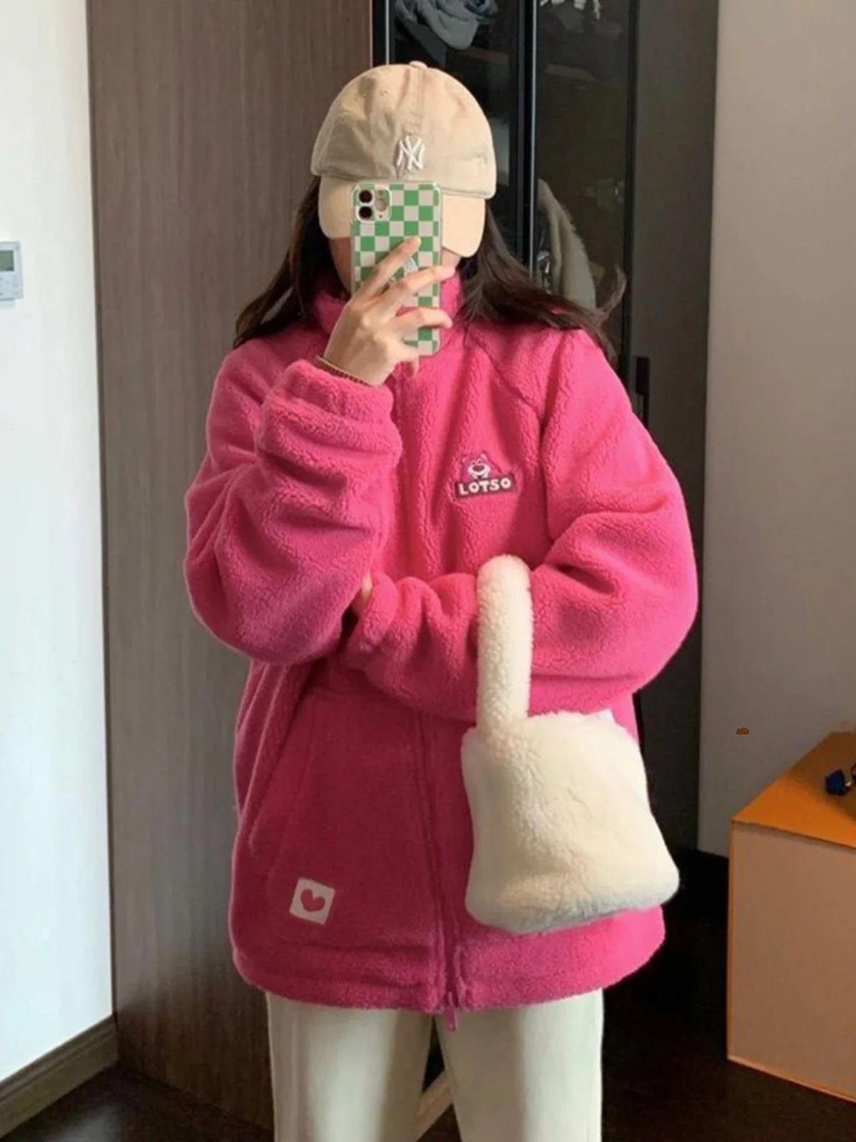 

Утепленная флисовая куртка на молнии для женщин, осенне-зимняя, свободного кроя, с вышивкой клубничного медведя, теплая, с воротником-стойкой