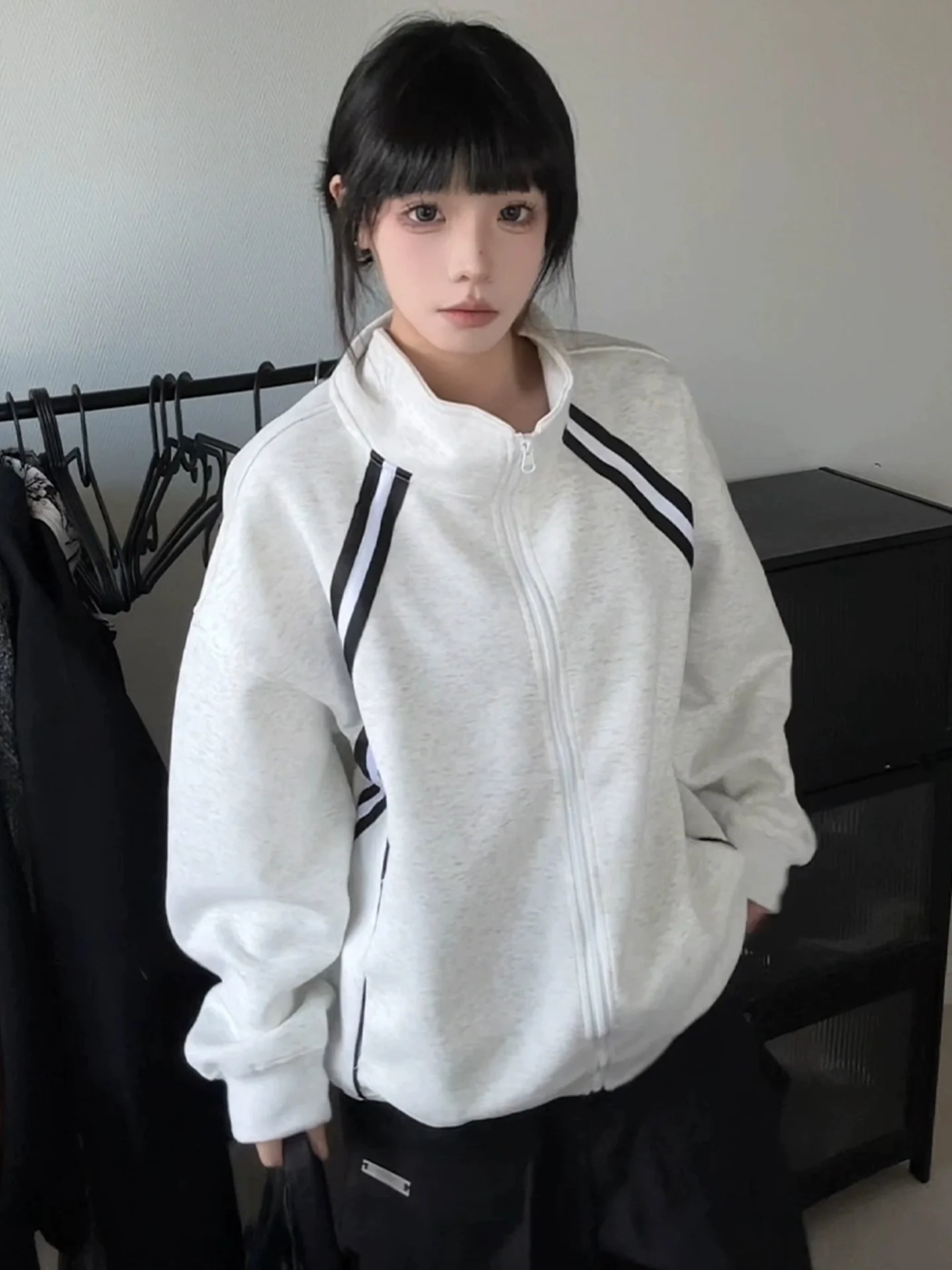 

Полосатый открытый кардиган в американском стиле, мужская осенняя модная спортивная куртка в студенческом стиле с цветочной вышивкой