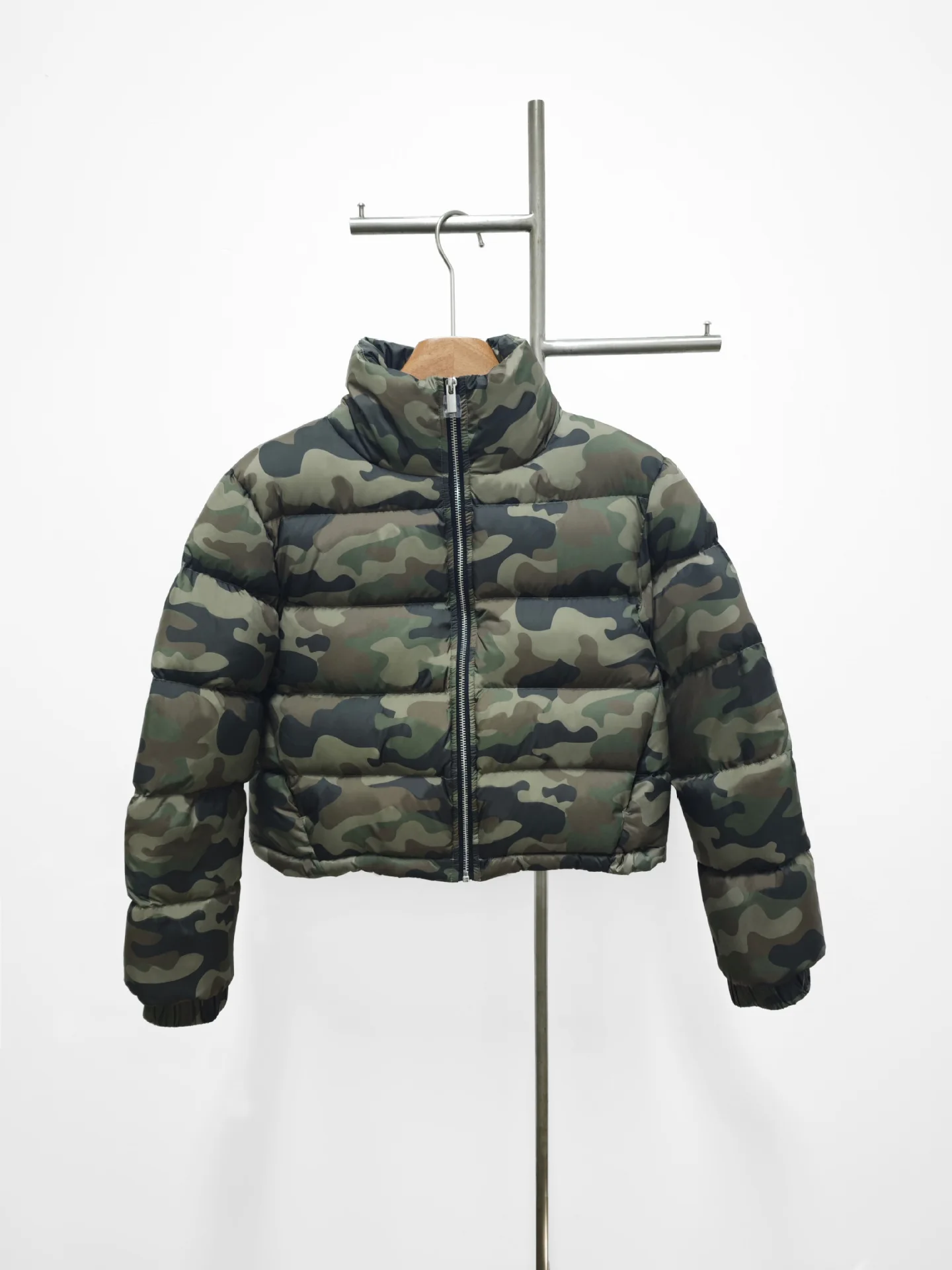 클래식한 짧은 카모플라주 다운 재킷, 겨울 따뜻함을 위한 화이트 덕 다운 충전 여성용 다운 재킷 2025 신상