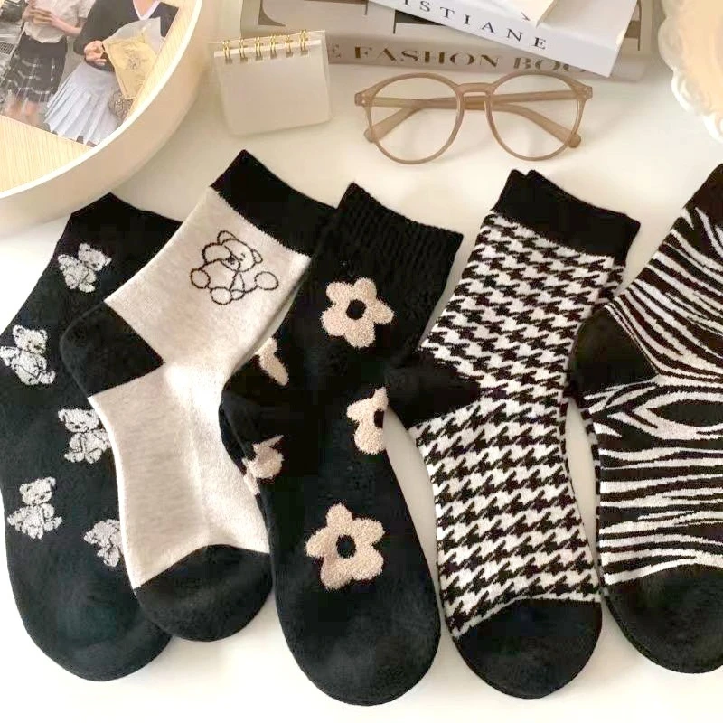 

Женские черные носки с цветочным принтом и медведем-преппи-хлопковые носки в стиле ретро на весну/осень, модные милые носки, милые забавные носки