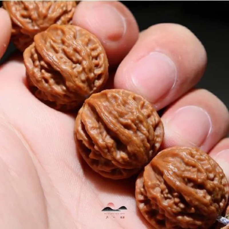 Old-Fashioned Octagonal Walnut Bracelet, Small Autumn Walnuts With Thick Veins And Large Round Kernels, Hand-Held