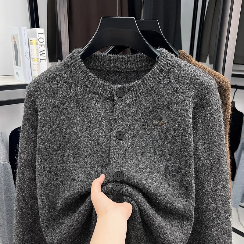 Neuer Herbst-Trend: Herren-Strickjacke mit Stickerei, O-Ausschnitt, Knopfverschluss, bequeme Freizeitkleidung für Männer – Detail 3