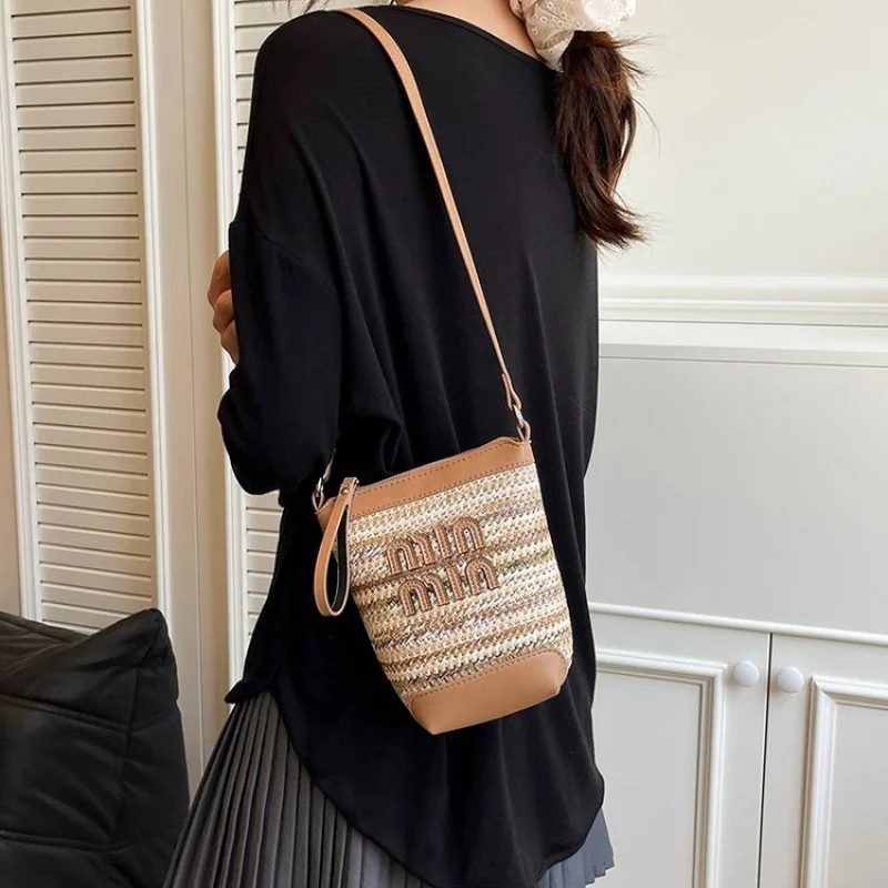 

Luxury Stylish Messenger Bag For Business Women Commuter Use Large Capacity And Elegant Paris Fashion