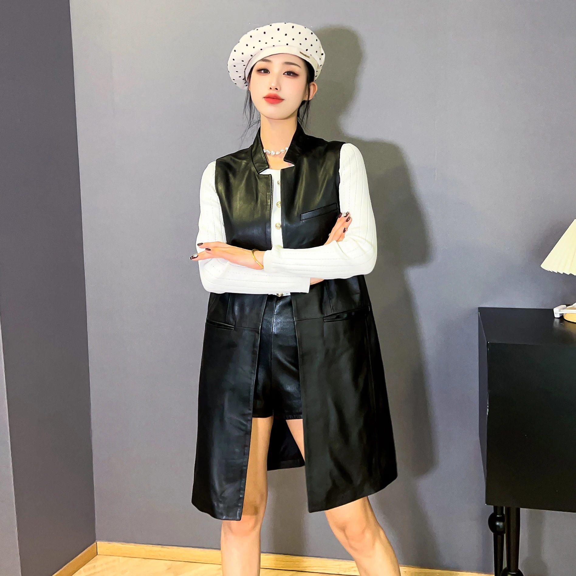 Kamizelka skórzana damska średniej długości, dopasowany krój, odzież wierzchnia, dekolt w serek, bez guzików, ciepła, rozmiar średni, pochodzenie chińskie.