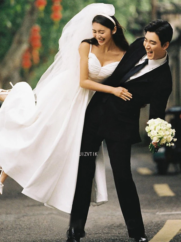 シンプルな軽量ウェディングドレスエレガントな白いストラップレスドレス婚約と結婚登録用ポリエステルサテン生地