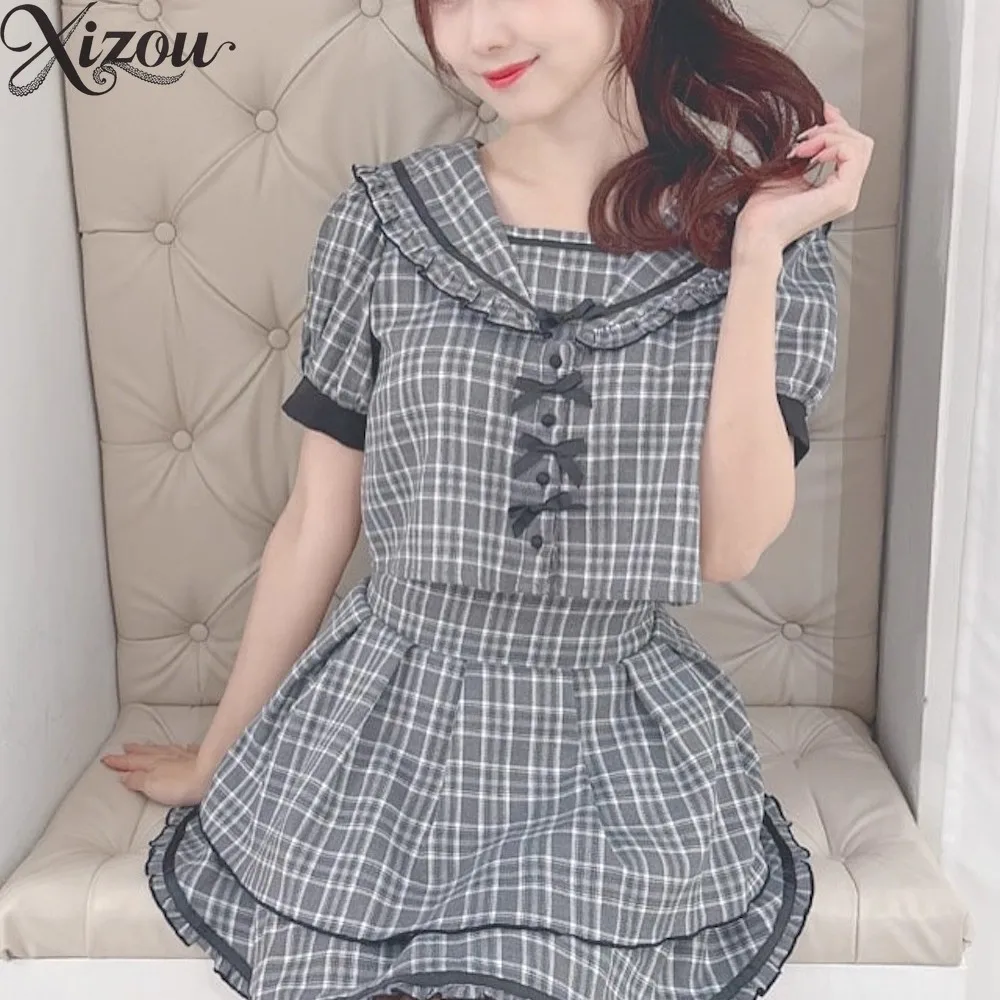 日本の女性用ツーピースセット、ボウネイビーカラー半袖シャツ、ハイウエストレイヤードフリルAラインチェック柄スカート、サマーアウトフィット2025