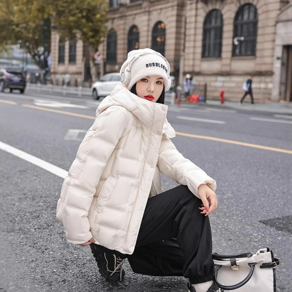 سترة خفيفة للنساء دافئة 2025 شتاء فضفاض قصير 90% الأبيض بطة أسفل معطف الخريف مقنعين أبلى موضة سترة منفوخة سيدة
