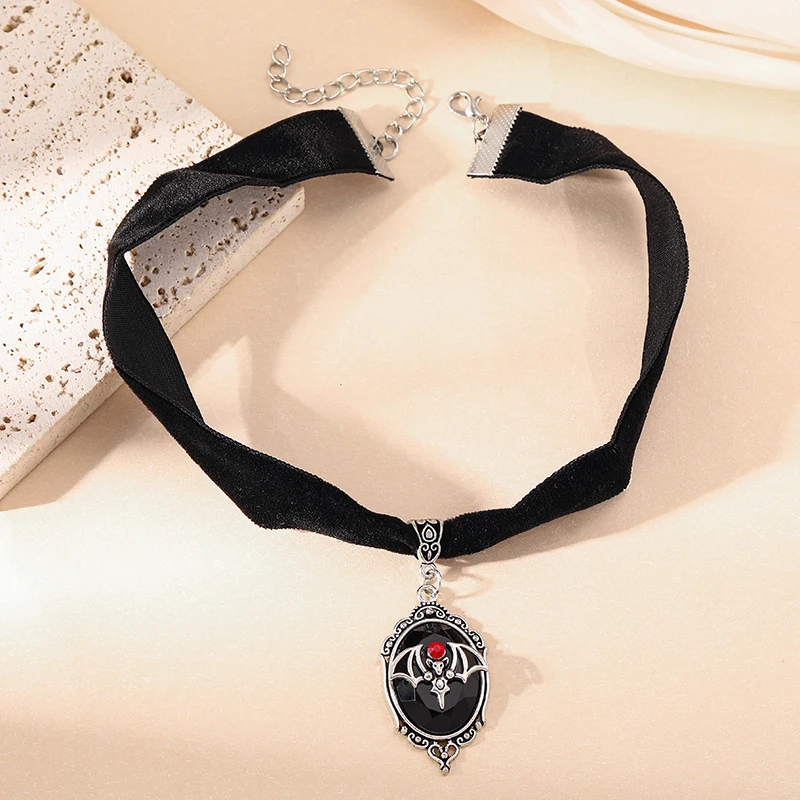 

Gothic Vampire Cameo Pendant Choker Velvet Necklace for Women Fashion Pagan Witchcraft Jewelry Girls Gifts Creative Punk Cho