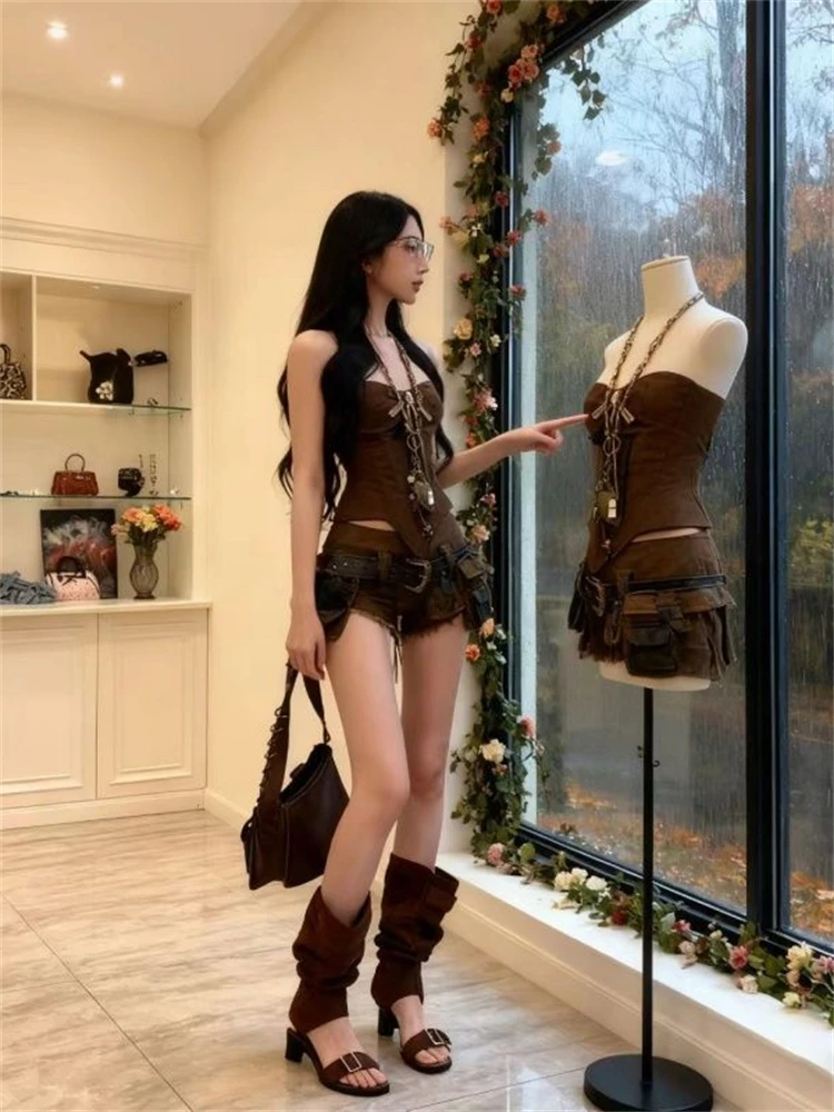 

Элегантный женский комплект из двух предметов: шорты и жилет. Новинка ранней осени. Модный дизайн, омолаживающий образ.