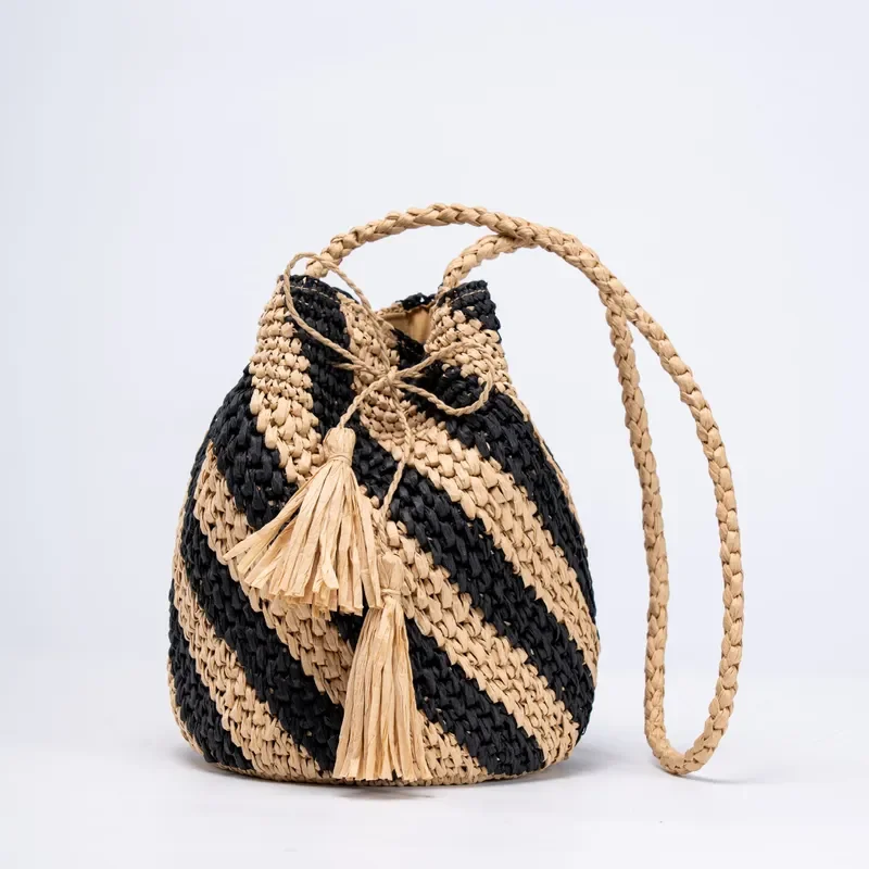 Bolso bandolera de paja a rayas tejido a mano para mujer con detalles en contraste, bolso de hombro ligero para vacaciones en la playa, ideal para el verano.