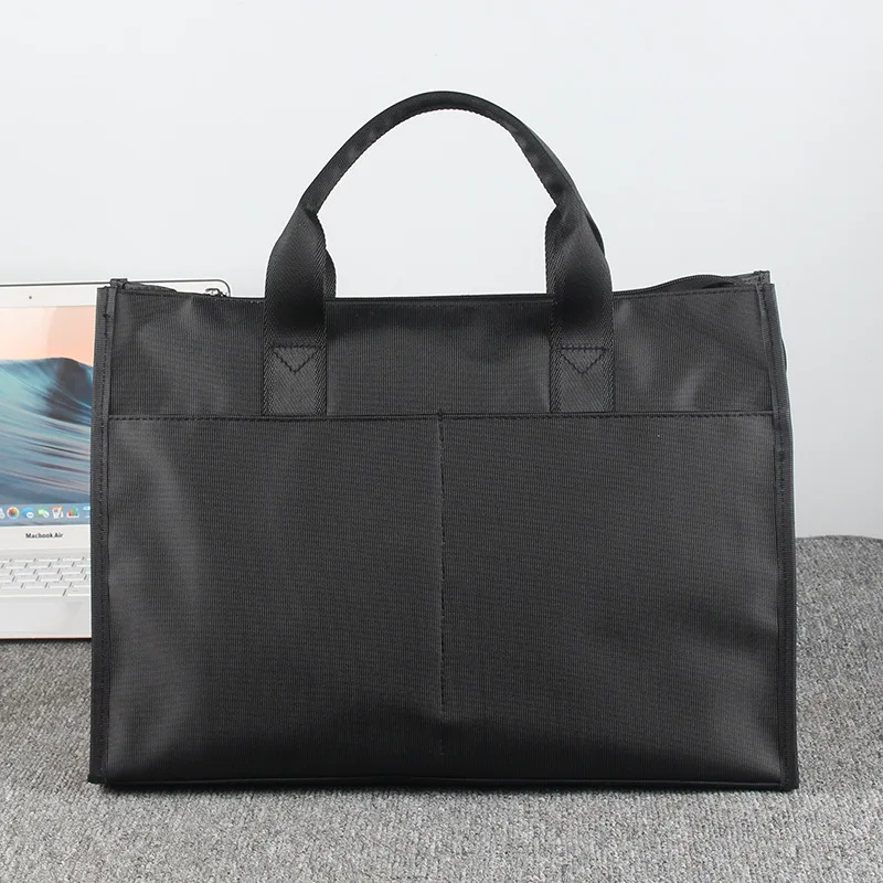 FOTO 4 - Stylish and Spacious Briefcase