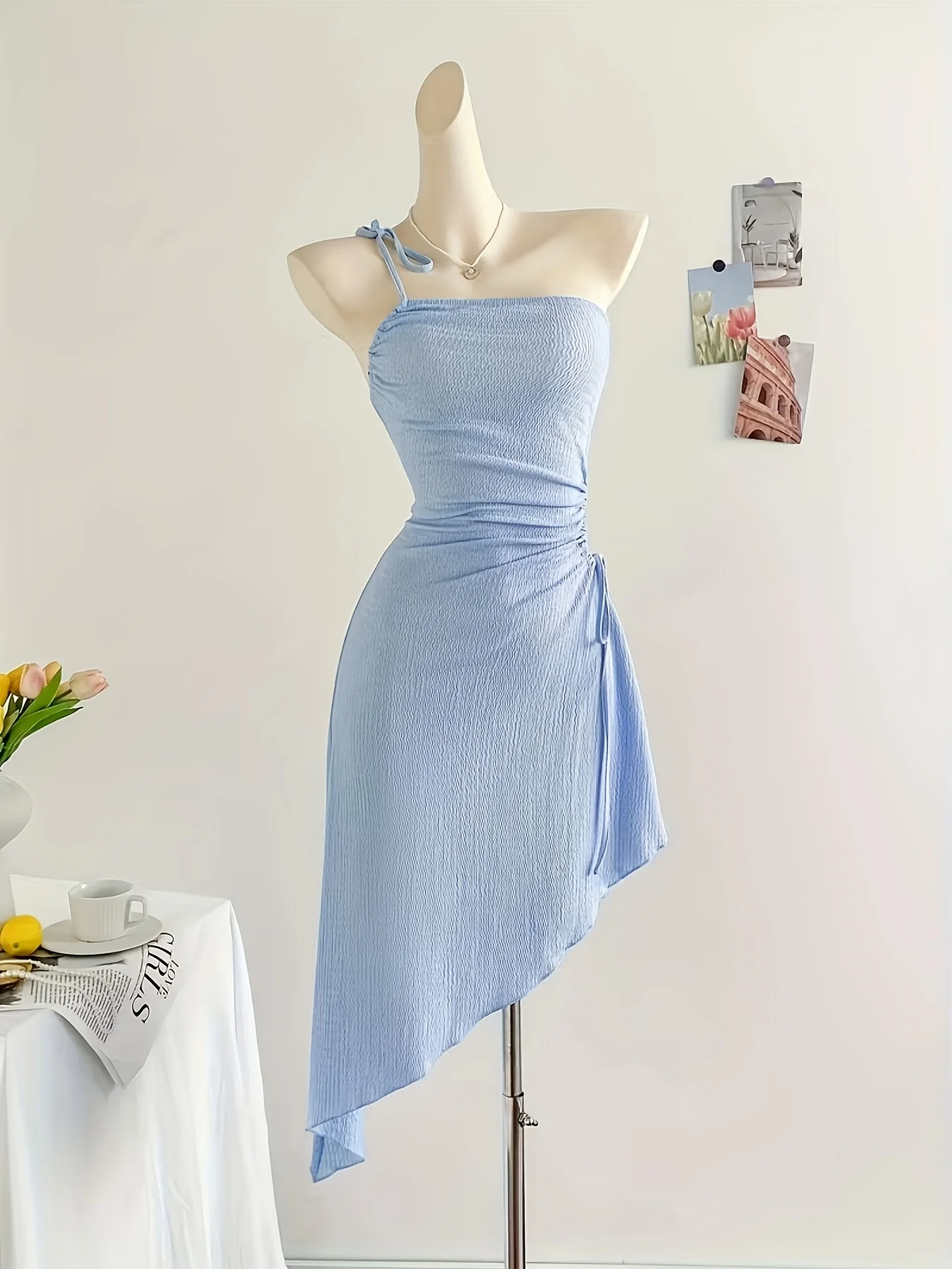 Hellblaues, plissiertes, schulterfreies Camisole-Kleid für Damen mit seitlichen Hohlpflätzen und asymmetrischem Saum, enganliegendes Sommer-Clubkleid – Detail 2