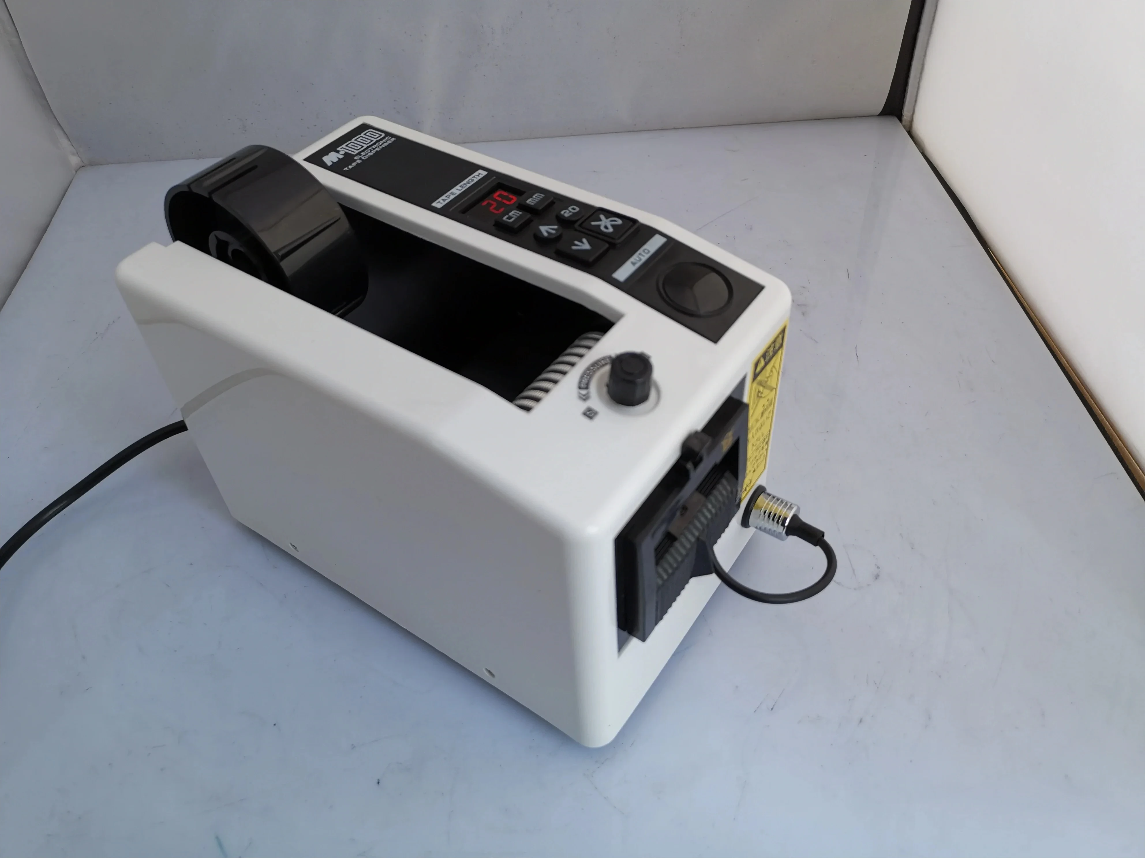 

Автоматическая машина для резки ленты FUMA M-1000, автоматический резак для прозрачной двусторонней клейкой ленты, машина для обработки ленты