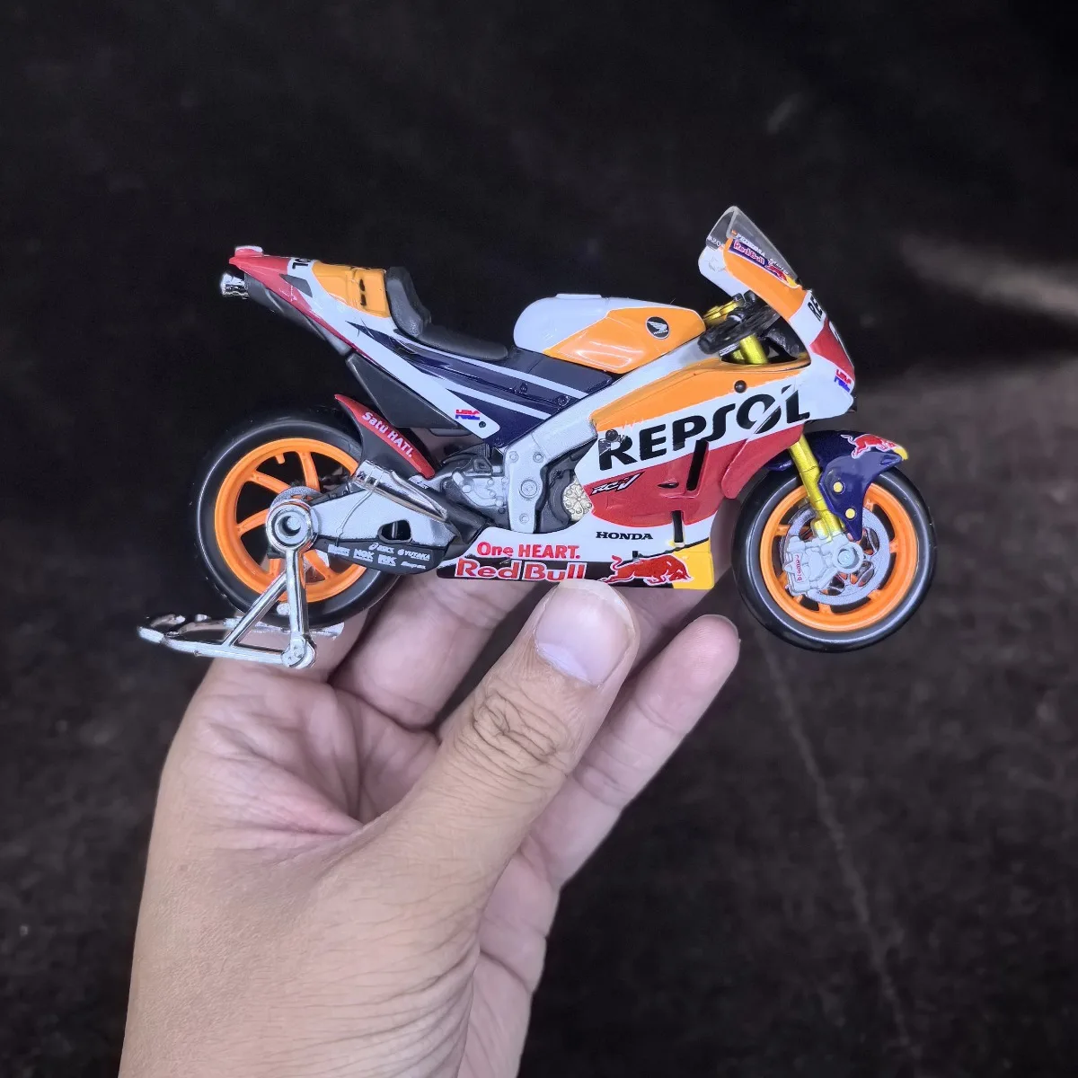 Honda RCV 2018 im Maßstab 1:18 # 26-Dos Pedrosa Mini-Motorradmodell, Nachbildung eines Auto-Miniatur-Weihnachtsgeschenkspielzeugs für Kinder