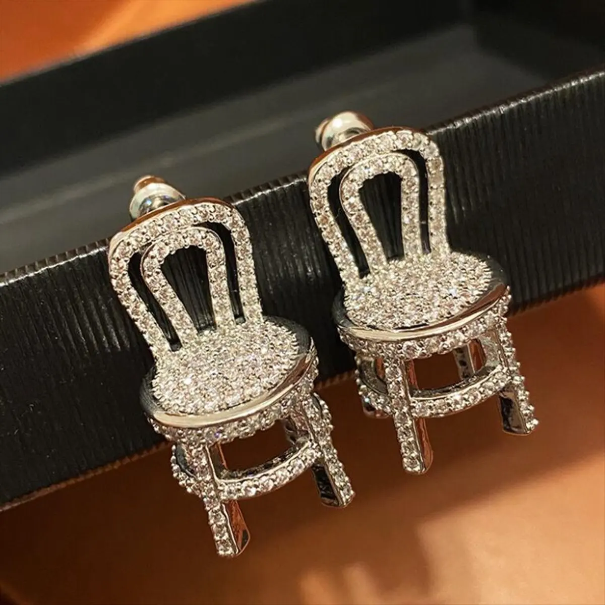 

A013 Полное скамейки со стразами, трехмерные стильные преувеличенные полые женские маленькие стулья, крутые серьги B