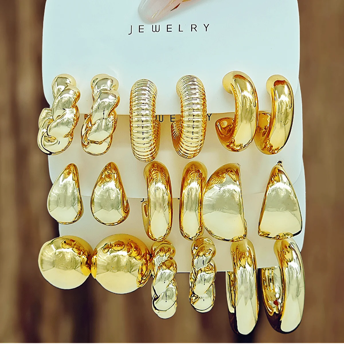 

Набор из 18 золотистых серег-колец и серег-гвоздиков разных стилей для женщин