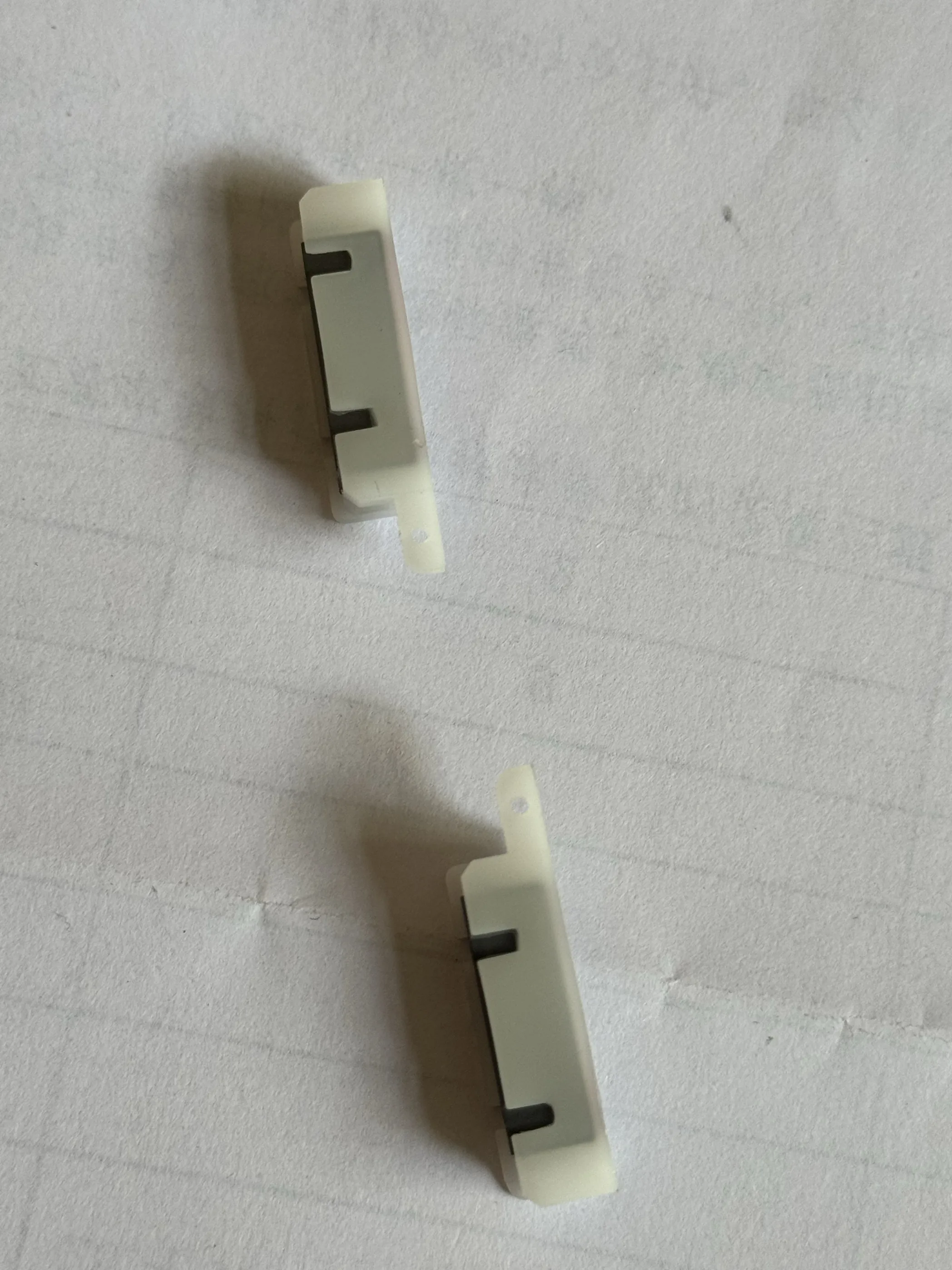 

2 шт. серебристых магнитных ползунков (L/R) для компьютерной вязальной машины Sliver Reed SK840