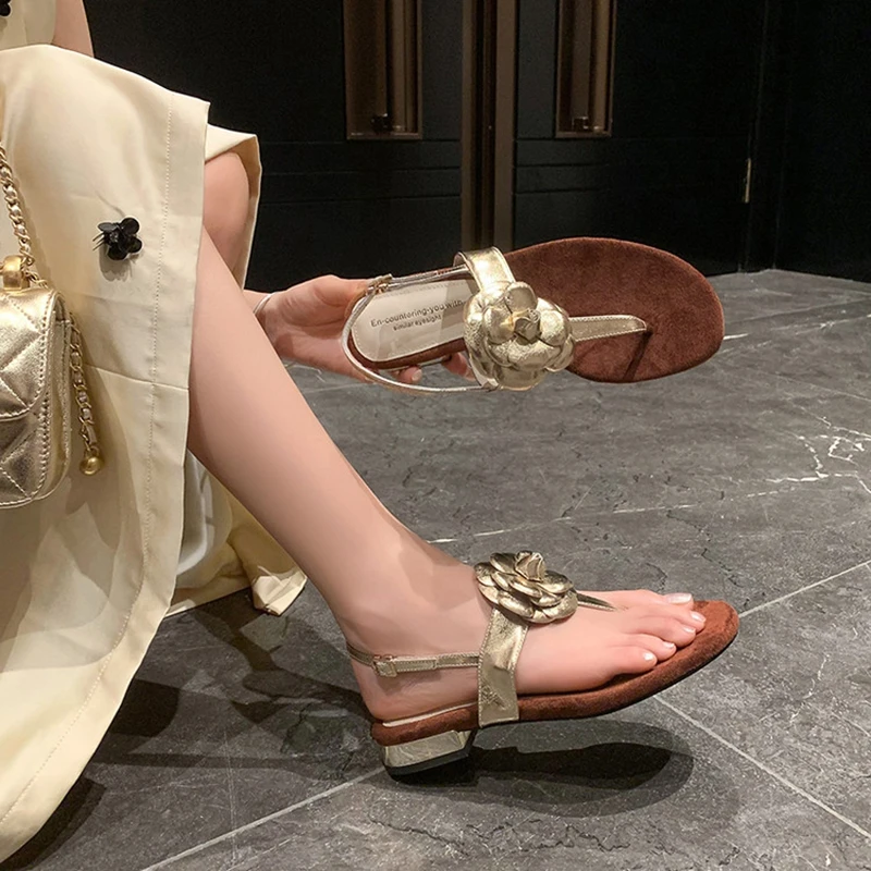 

НОВЫЕ летние женские сандалии, женская кожаная обувь с круглым носком, туфли на массивном каблуке с цветочным принтом и открытым носком, современные шлепанцы с открытой пяткой