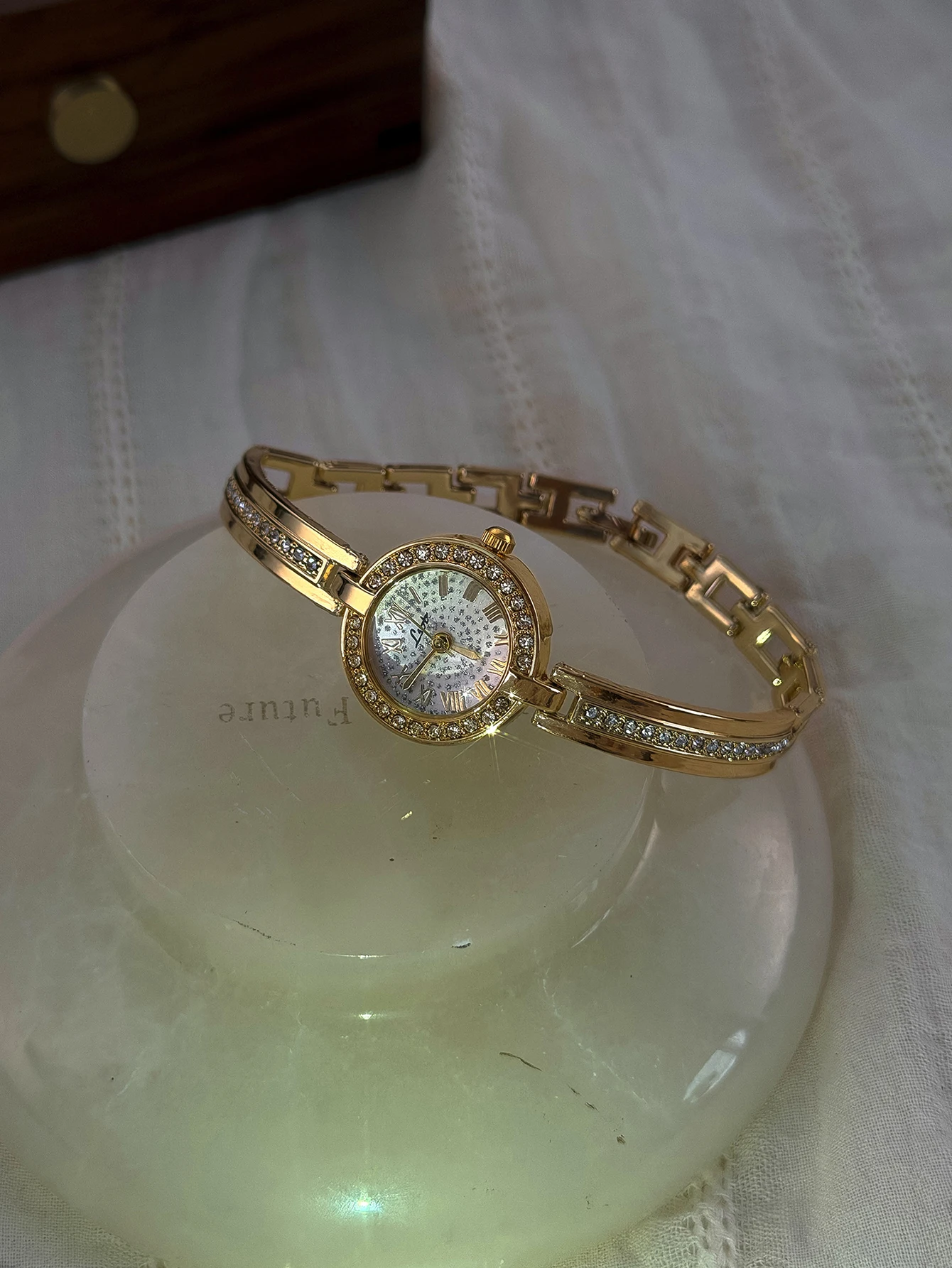 1 new gold fashion ladies quartz watch inlaid with rhinestone round case and strap design niche unique ladies waterproof watch.