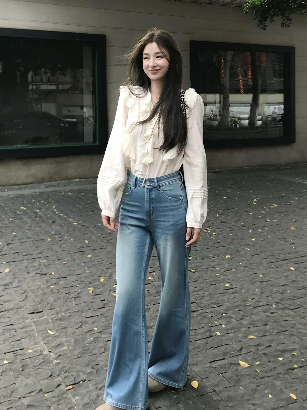 

Elegant V-Neck Long Sleeve White Shirt Women's Fashion Spring Design Unique Beautiful Lace Trim Shirt Sweet Style Casual Loos...