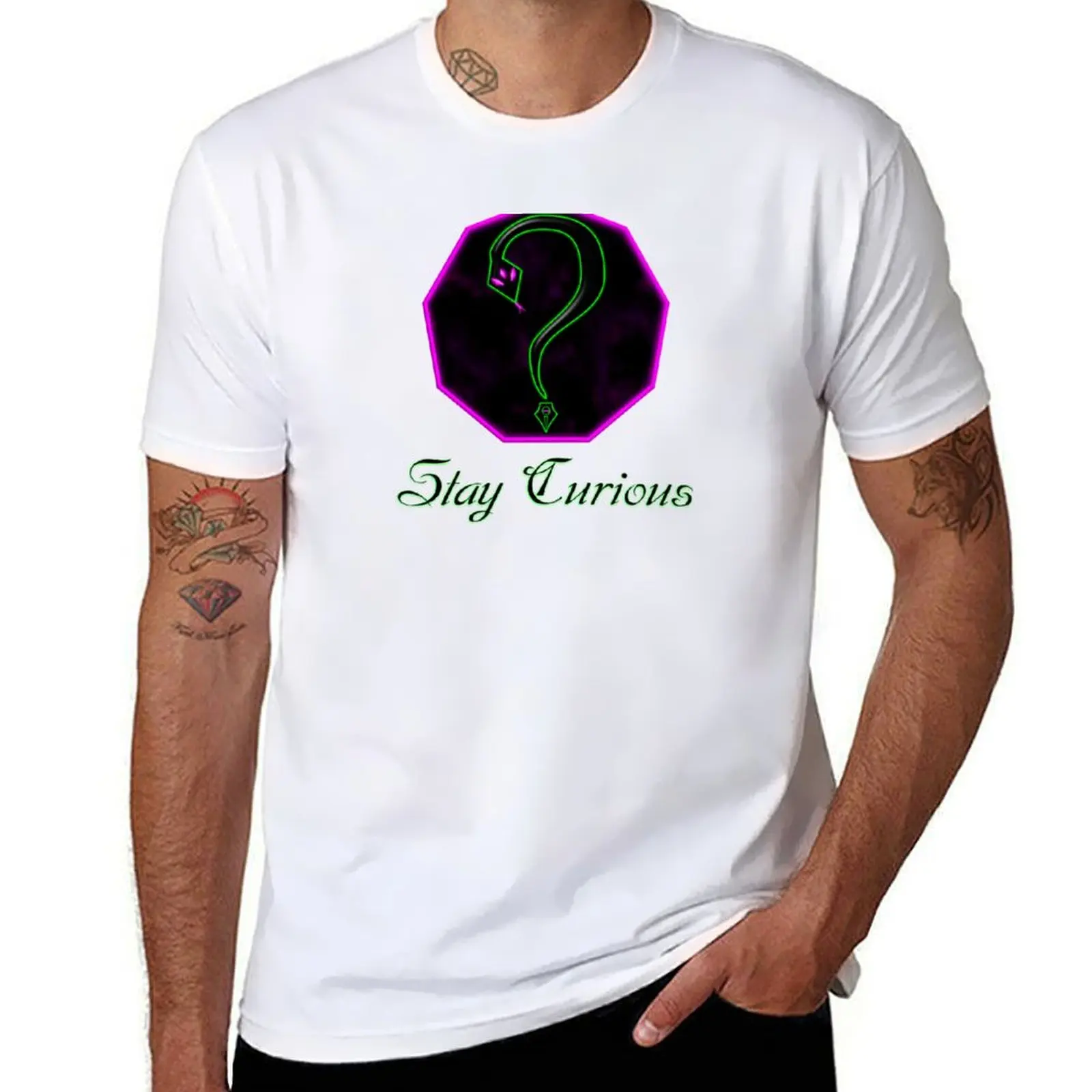 

Футболка Qosmic Sigil-Stay Curious, футболки из 100% хлопка, мужские забавные футболки с рисунком