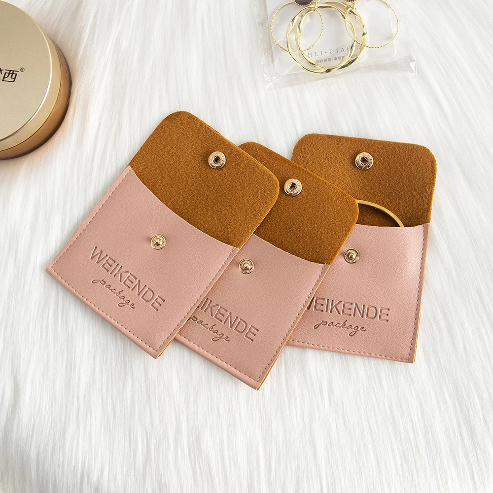 

Элегантные кожаные конверты-футляры с металлической застежкой и возможностью нанесения логотипа для путешествий, упаковки серег, браслетов, колец, свадебных подарков.