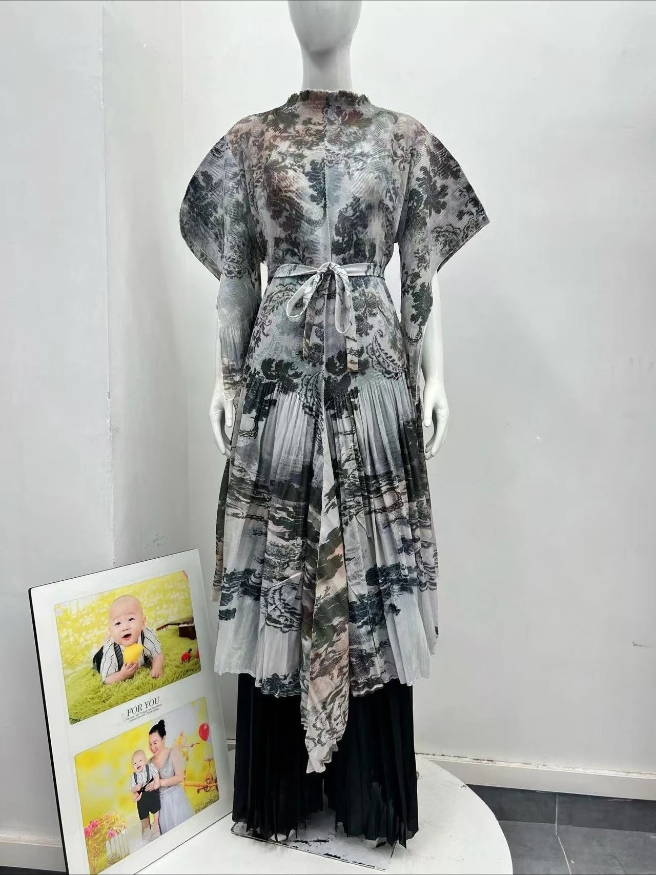 Miyake 2025 automne en gros nouveau plissé à manches courtes costume élégant à la mode ample femmes imprimé robe longue deux pièces ensemble