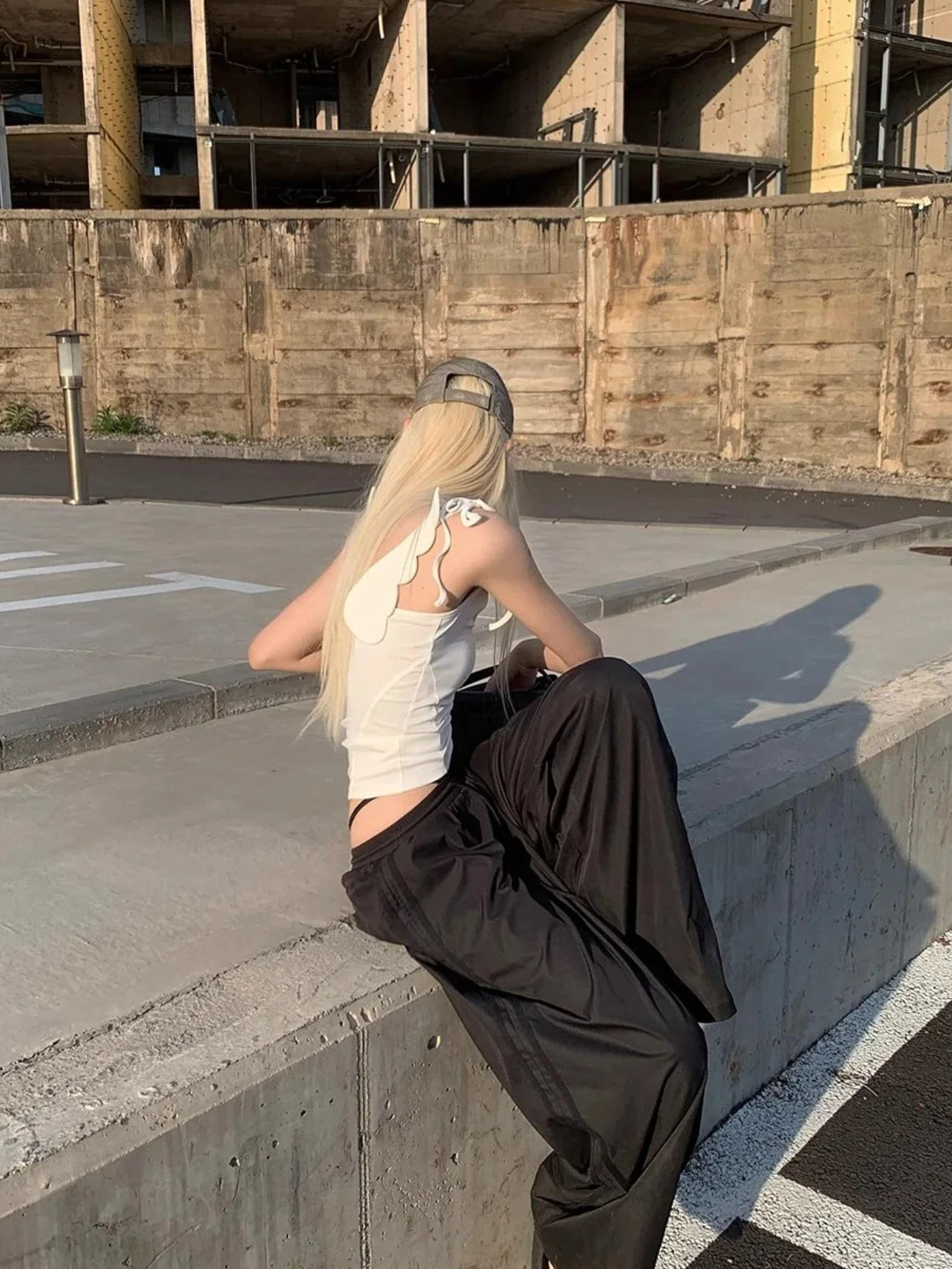 Koszulka na ramiączkach z motywem anielskich skrzydeł, idealna jako odzież wierzchnia, seksowna, z odkrytymi plecami, estetyka dla dziewczyn, modny trend, biały nadruk, uniwersalna na co dzień.