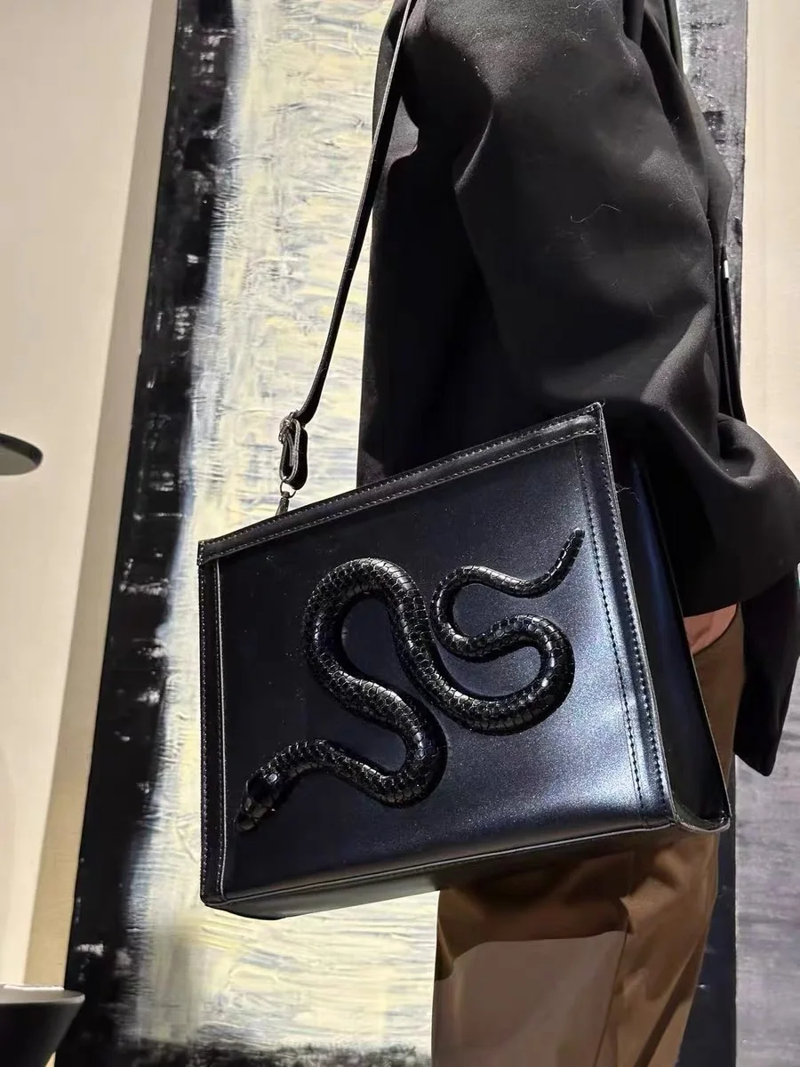 Custom-designed, original, large-capacity shoulder bags and tote bags, including tablet bags up to 11 inches.