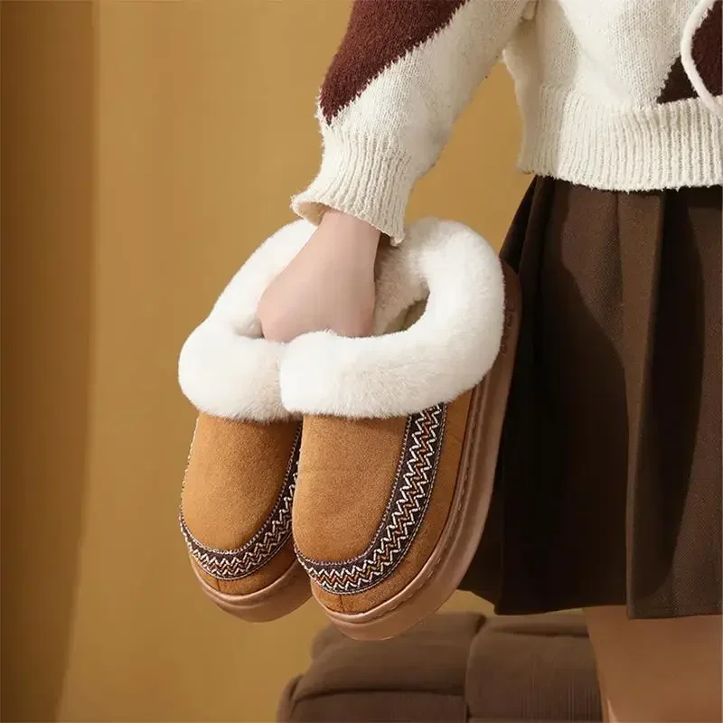 Damen-Hausschuhe aus Kunstwildleder, dick, warm, lang, mit Plüschfell, Winter-Plateau-Schneestiefel für drinnen und draußen, bestickte Herren-Mules-Schuhe – Detail 5