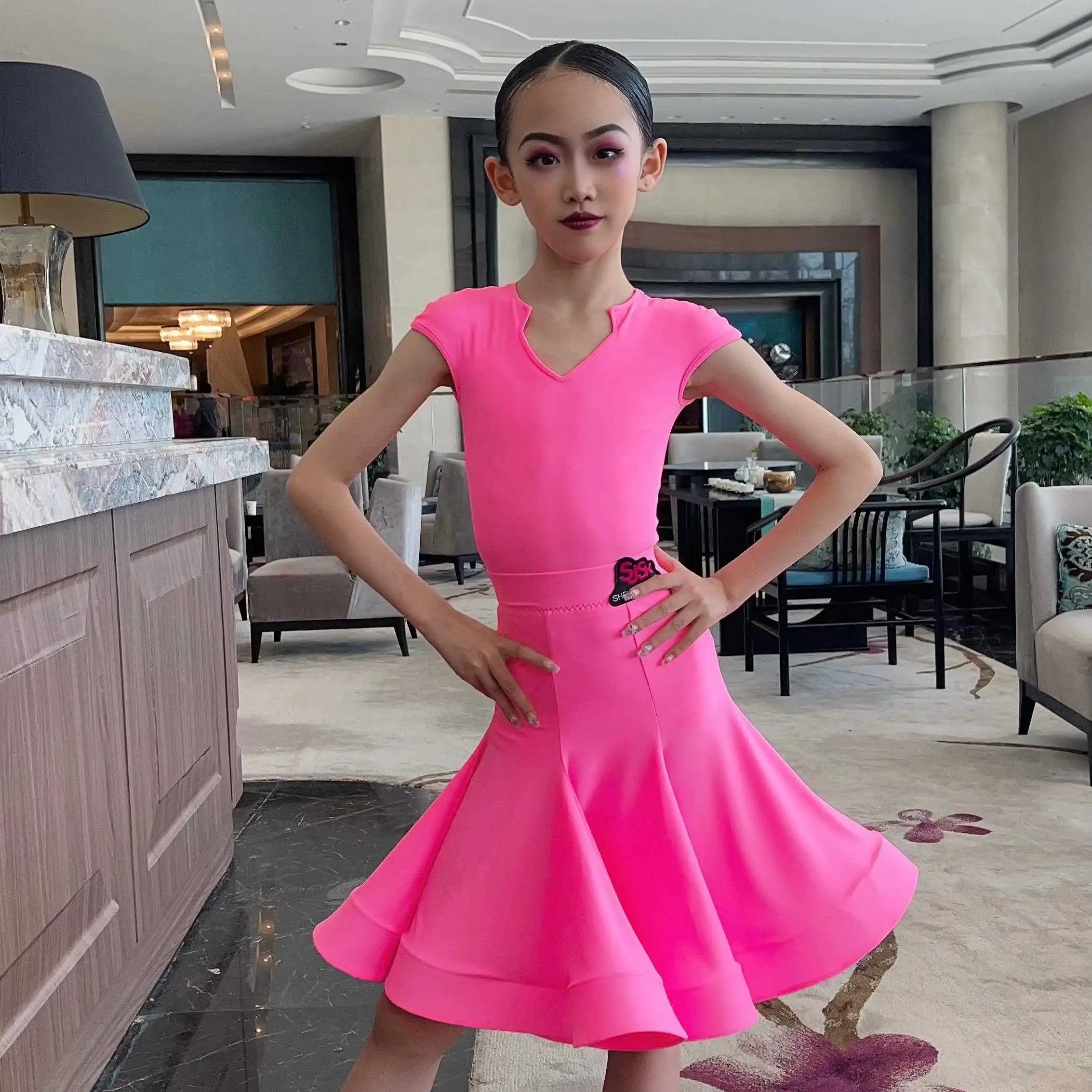 

2024 Girls Latin Dance Performance Costumes Pink Round V-Neck Tops Split Skirts Suit Chacha Rumba Tango Latin Clothes DN18934