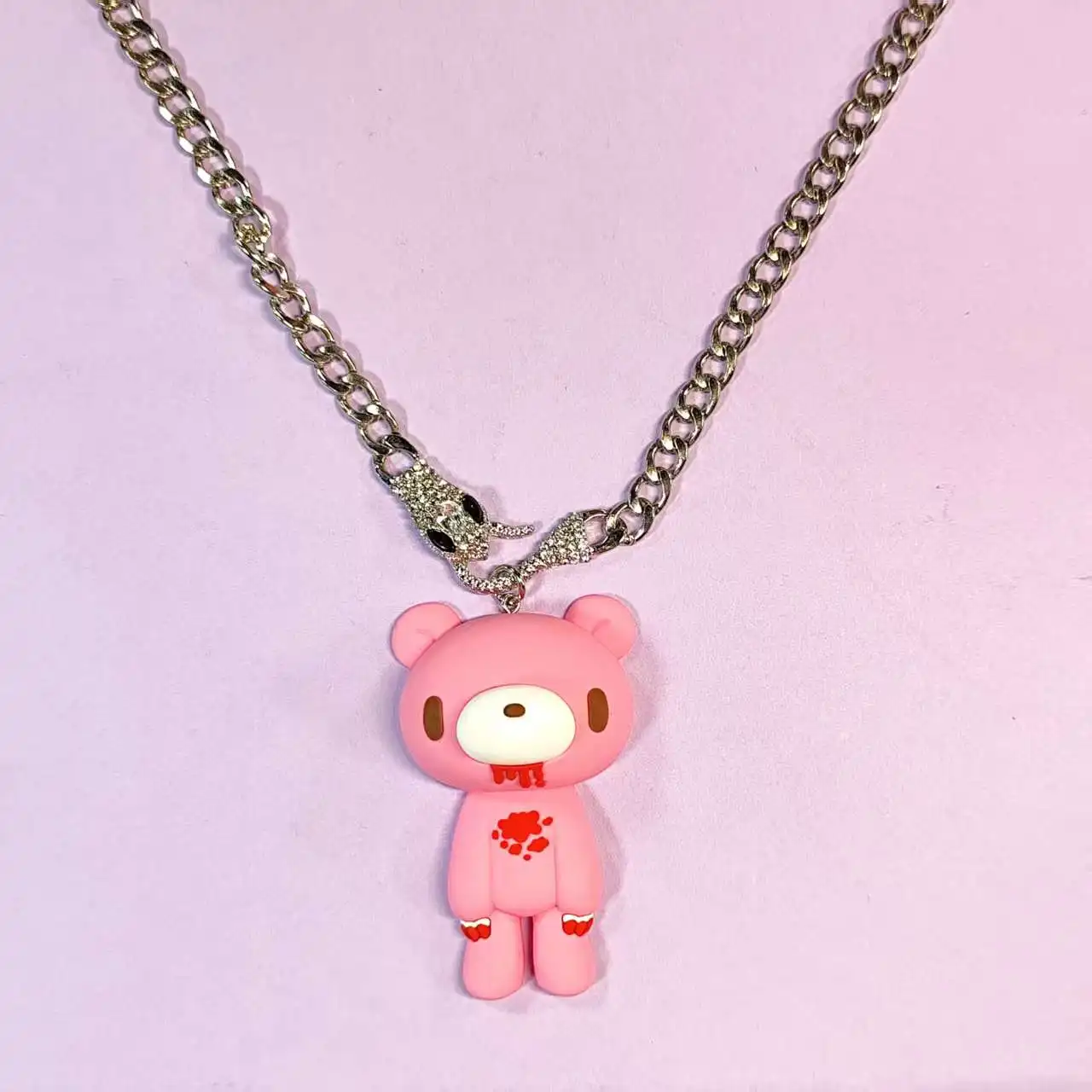 قلادات فريدة من نوعها: سلاسل مكتنزة سوداء/فضية، دلايات الدب الدموي باللون الأسود والوردي. الوقوف - خارج القطع القوطية.