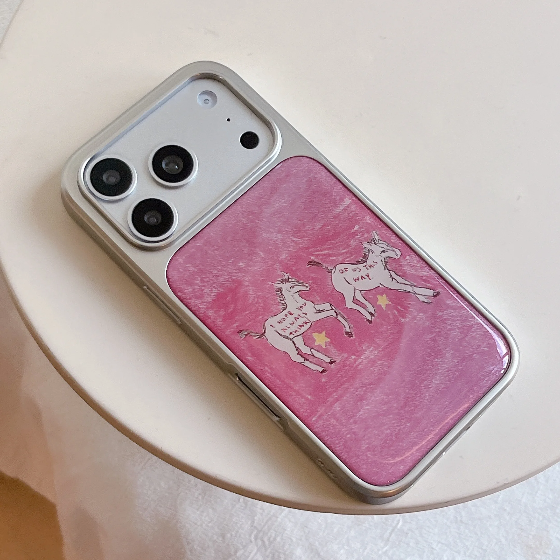 Handgezeichnetes Design mit rosa Pony, süße, nostalgische, ästhetische und schicke Handyhülle für iPhone 18 17 16 15 14 11 12 13 Pro Max Plus Rückseiten-Cover – Detail 5