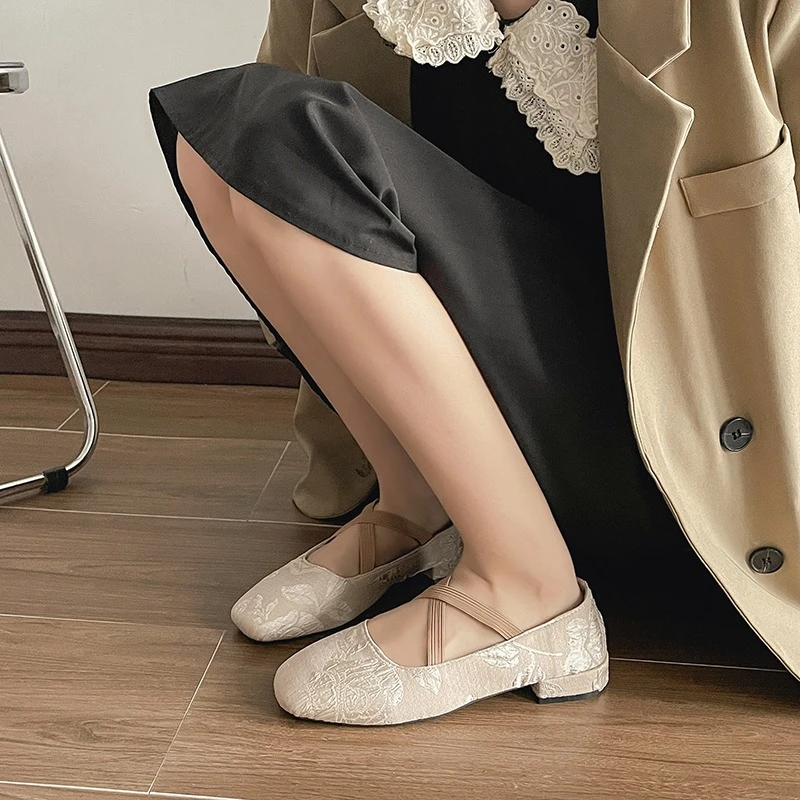 2025 أحذية مسطحة كبيرة الحجم للنساء أحذية باليه مسطحة ربيع جديد موضة فاخرة بمقدمة مستديرة أحذية لوليتا للسيدات #2