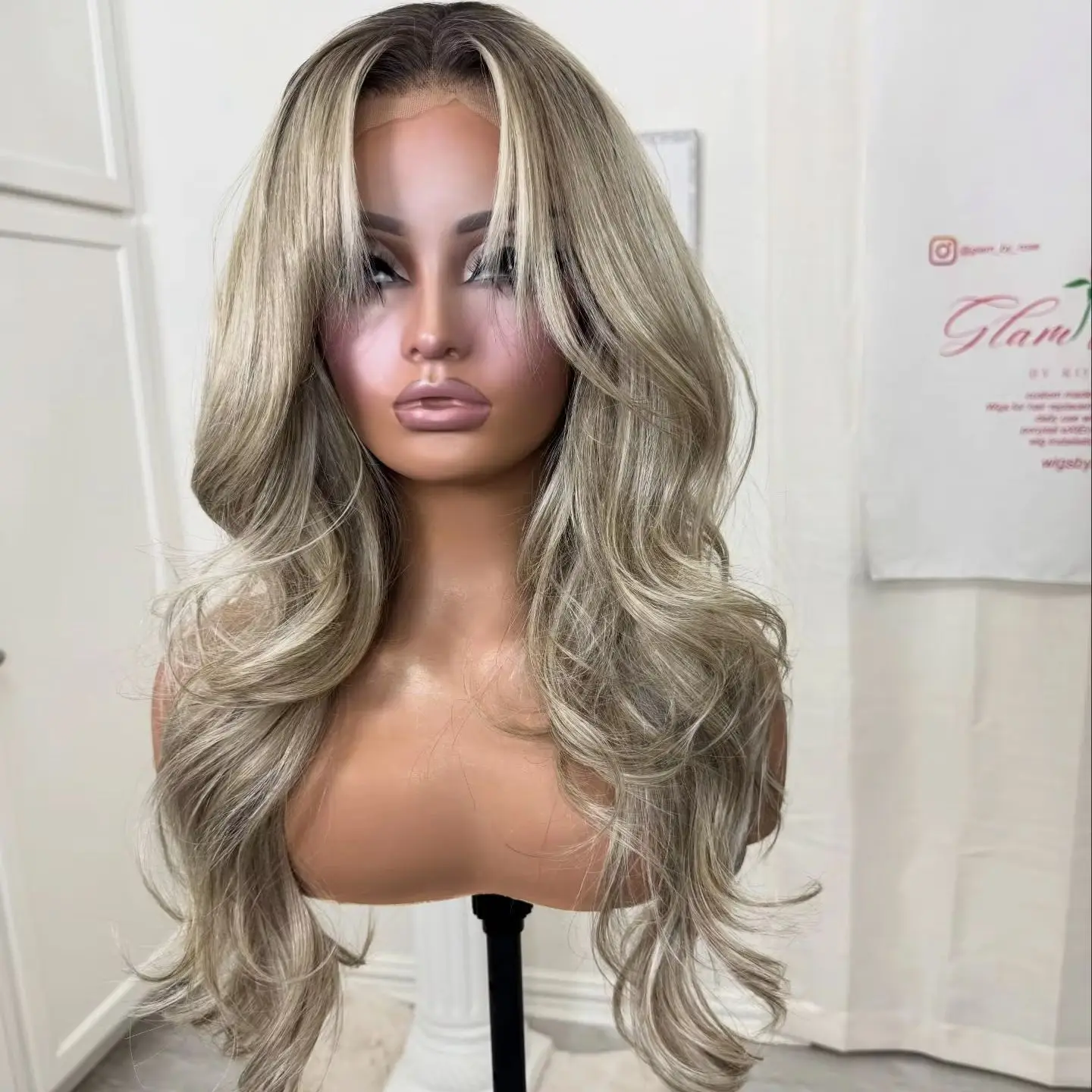 

22-дюймовые блики Пепельно-русый синтетический кружевной верхний парик Свободная волна Средний пробор Оригинальные заводские дешевые парики распродажа