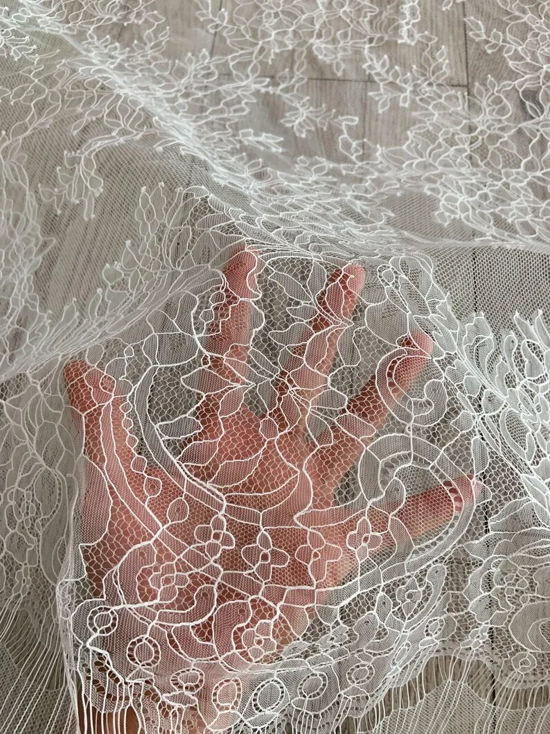 

Премиальная французская кружевная ткань цвета слоновой кости, прозрачная белая кружевная ткань шантильи с ретро-цветочным узором для белого платья, фаты, свадебного платья.