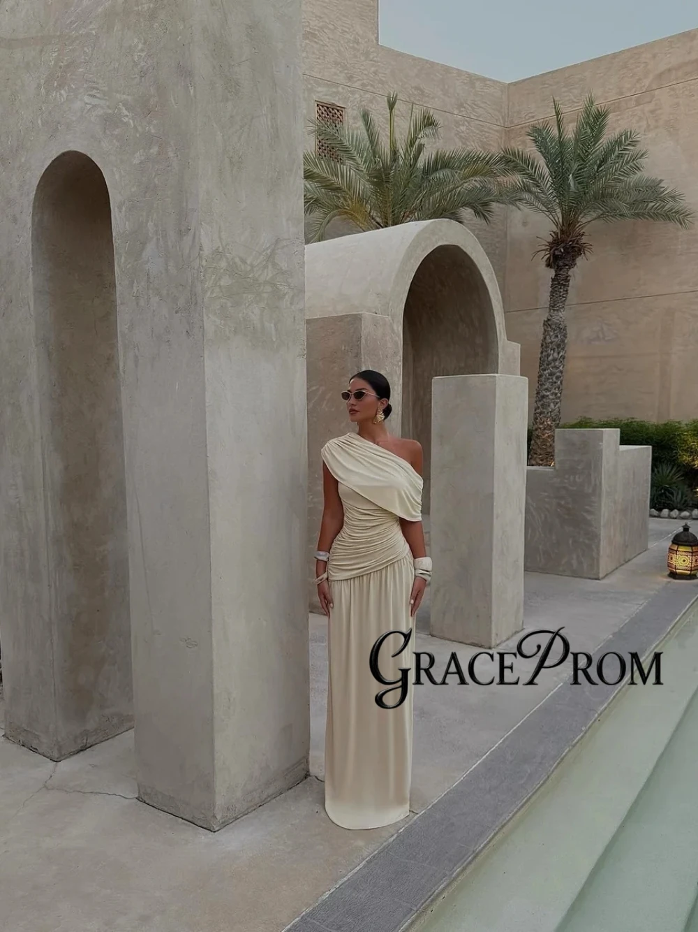 فستان سهرة طويل كريمي ناعم خط عنق غير متماثل مخصص مستقيم مطوي فستان حفلات عباية حديثة ملابس كوكتيل