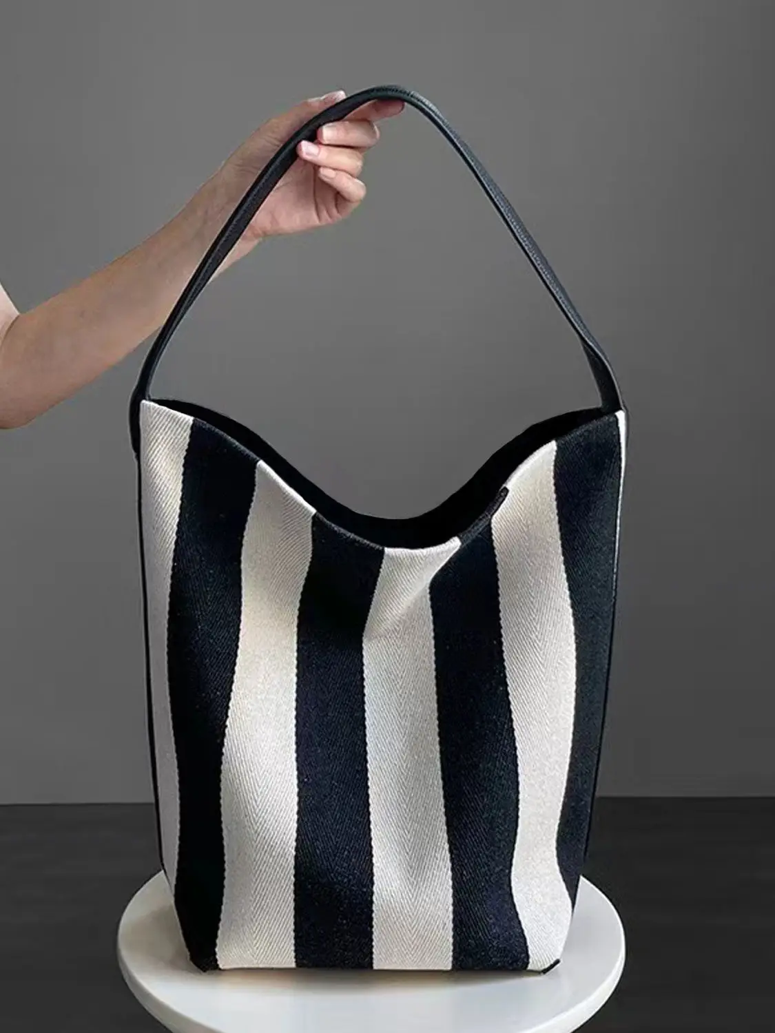 2024 New Black and White Striped Wide Shoulder Strap Canvas Women's Bag Large Capacity Commuting Tote Bag Shoulder Bucket Bag