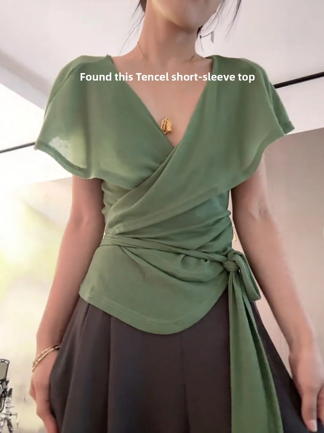 Slimming V-Neck Cross-Band T-Shirt Women's Summer 2026 New Style Korean Fashion Belted Waist Tie-Detail Casual Top