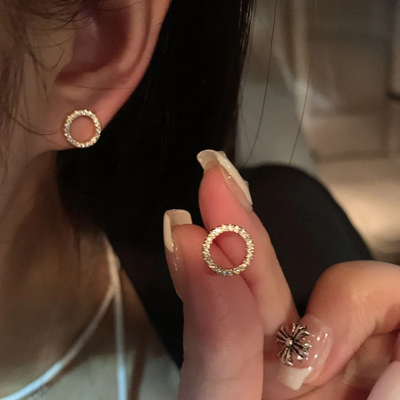 Anting-anting kecil halus minimalis wanita, aksesoris perhiasan anting minimalis kristal warna emas Mode Korea