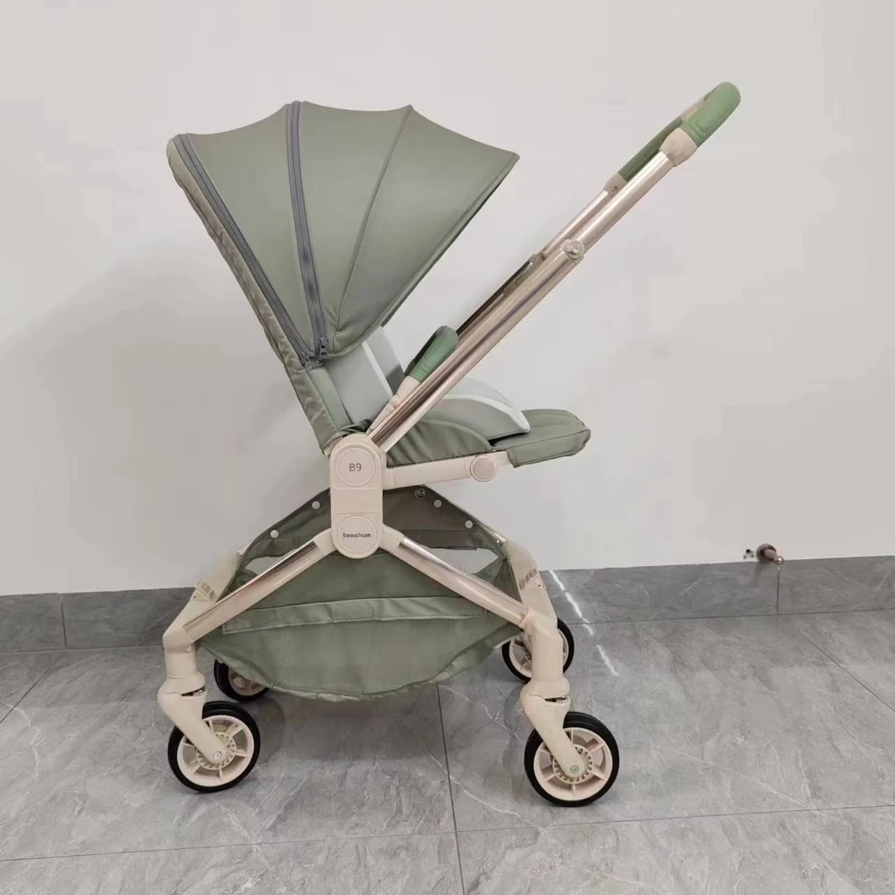 Leichter Allrad-Kinderwagen aus Aluminium, universeller faltbarer Kinderwagen mit umgekehrtem Griff, 3 Jahre + EVA-Baby-Zubehör. Neu