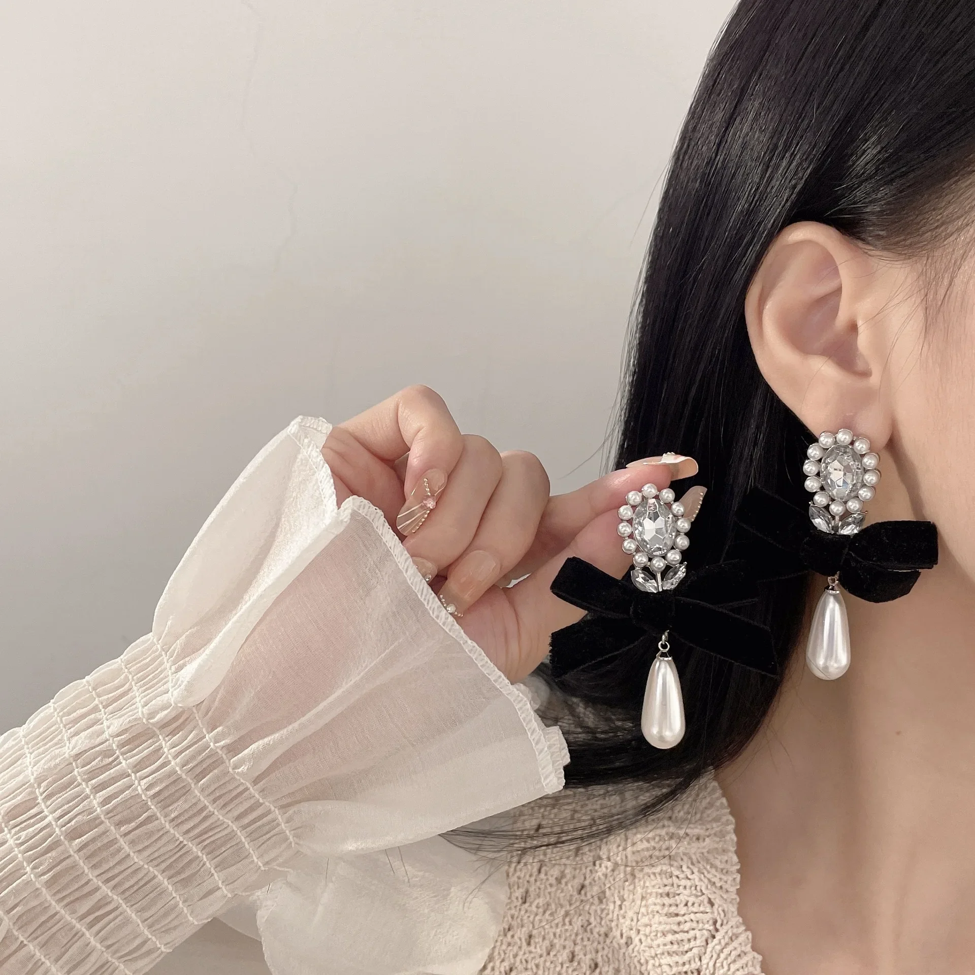 Vintage Velvet Black Bow Ear Clips Earrings 2024 Winter New Trendy Rhienstone Pearl Clip on Earrings Without Piercing for Women