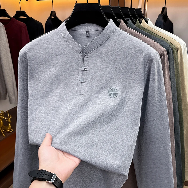Herren-Langarmshirt im Henley-Stil mit Stehkragen, geprägtem Logo auf der Brust, leicht und bequem, ideal für Büro und Alltag. – Detail 14