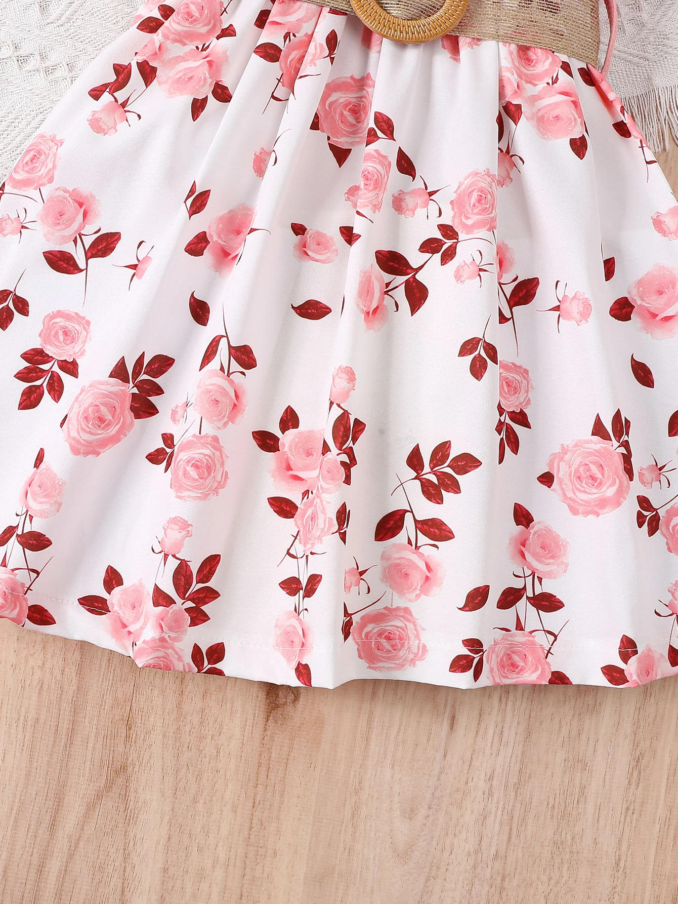 Mädchen-Freizeitkleid mit Romantischem Blumenmuster, Kleinen Flügelärmeln, Gerüschten Kanten, Taillenbetonung und Gürtel für den Sommer – Detail 7