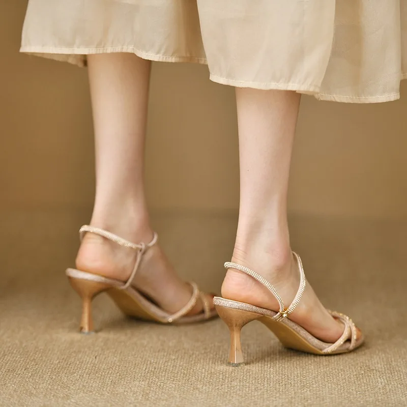 صنادل نسائية فضية لصيف 2025 صنادل خرافية جديدة أنيقة بكعب رفيع من قطعة واحدة مع فستان عالي الكعب ملابس خارجية مطاطية