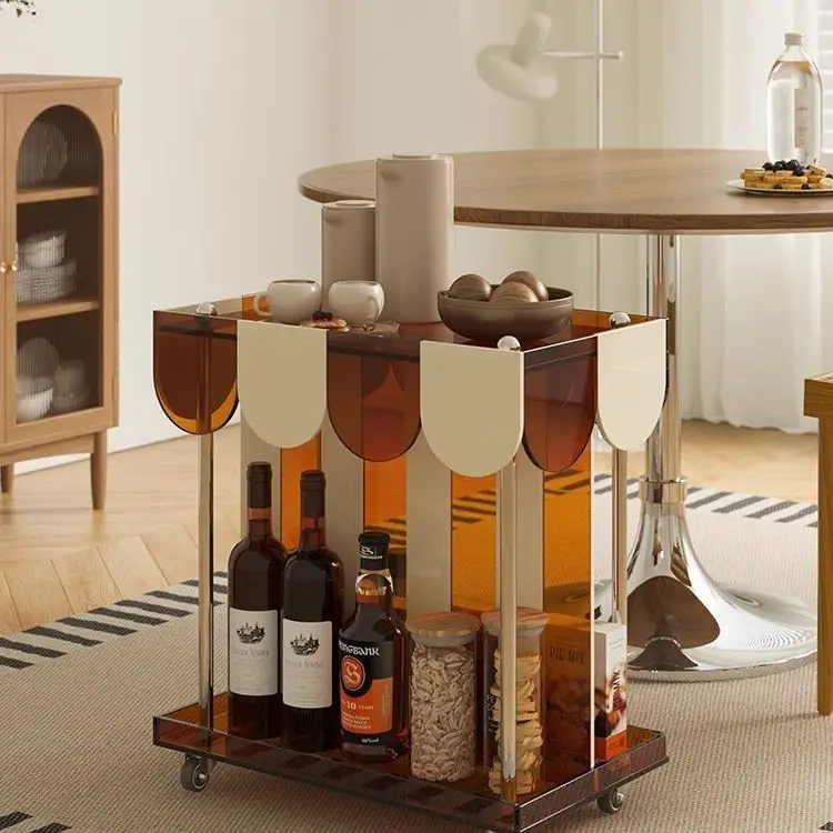 رف عربة متحرك من الأكريليك، جانب أريكة غرفة المعيشة، عدد قليل من خزانة جانبية لتناول الطعام في السيارة، وعدد قليل من طاولات القهوة الصغيرة